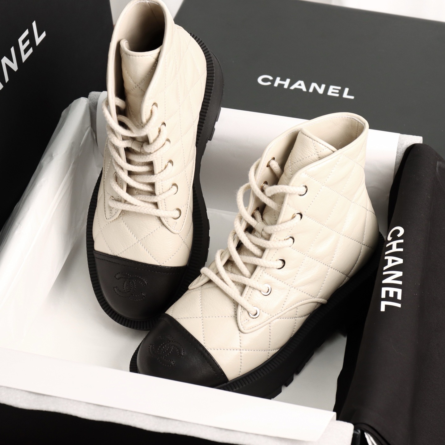 Ботинки женские Chanel молочно-чёрного цвета