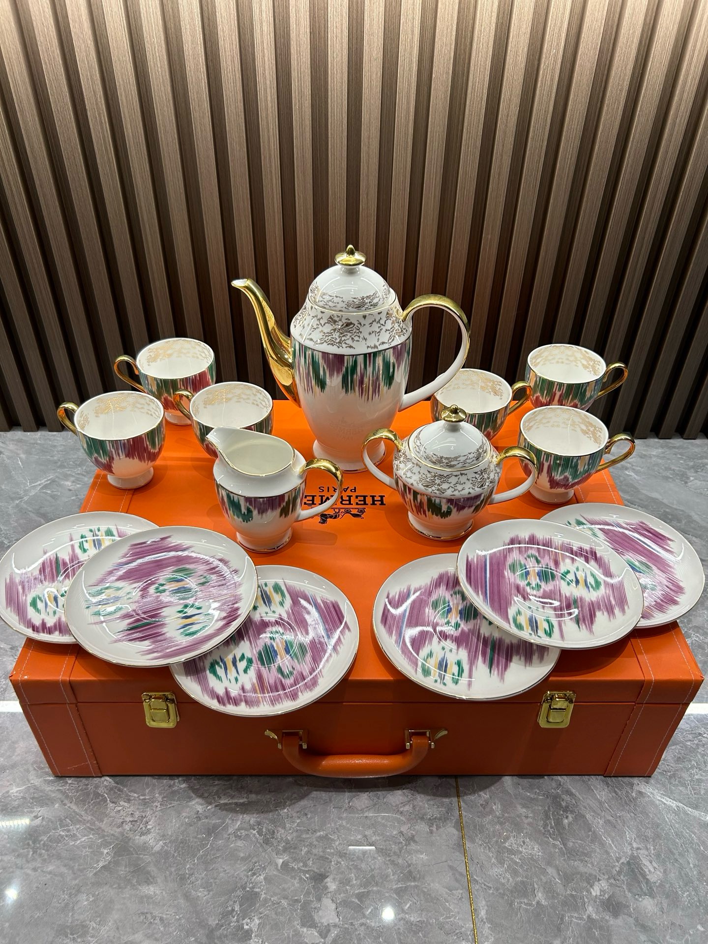 Чайно-кофейный сервиз Hermes из костяного фарфора с декоративной росписью