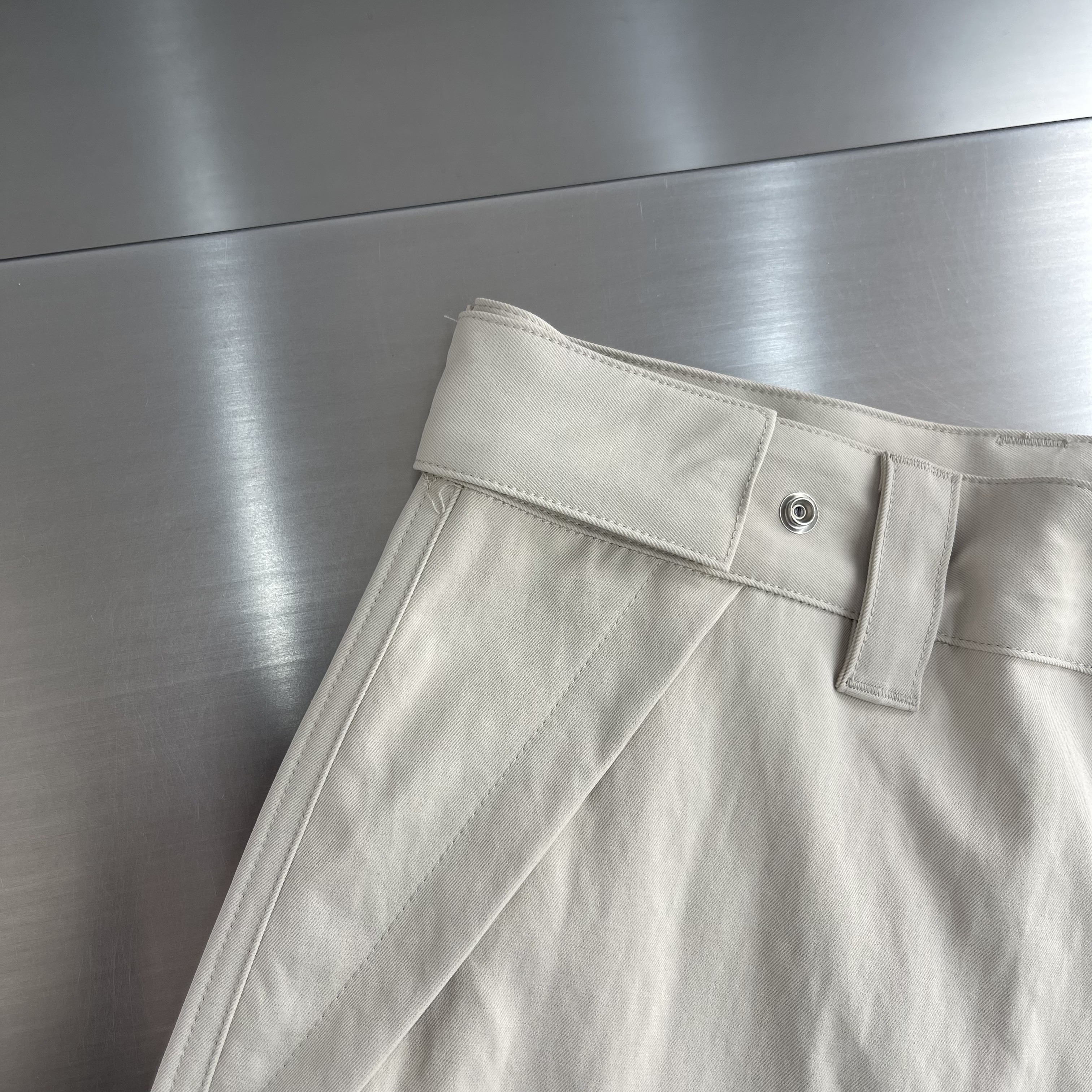 Шорты мужские в стиле Dior бежевого цвета карго с накладными карманами