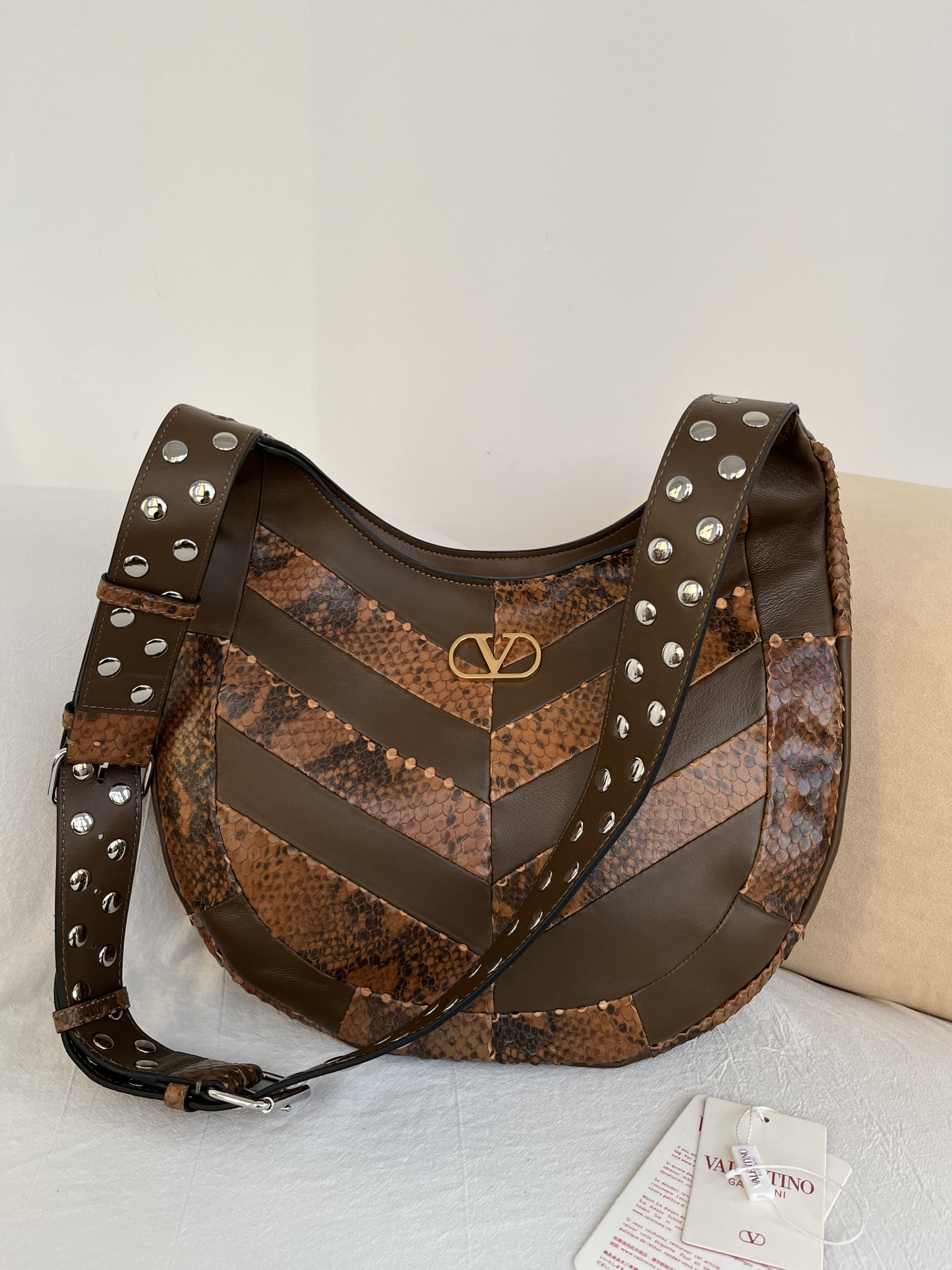 Сумка женская в стиле Valentino Garavani Hoboho Hobo коричневого цвета с фактурной отделкой(35 cм)