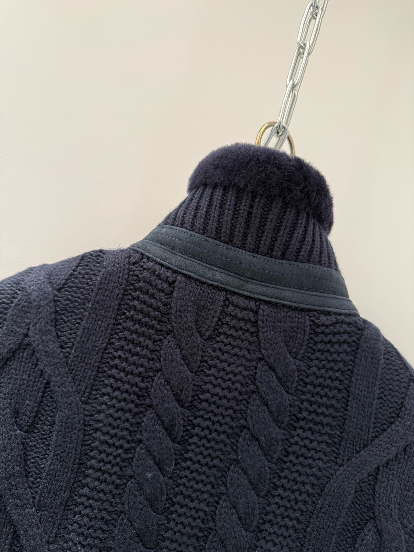 Куртка мужская в стиле Brunello Cucinelli из овчины с вязанными шерстяными рукавами тёмно-синего цвета