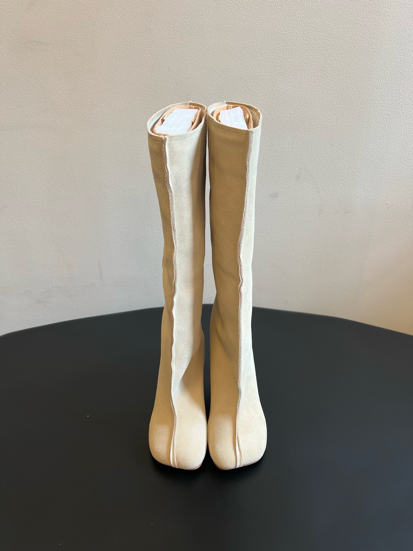 Сапоги женские Maison Margiela Tabi молочного цвета