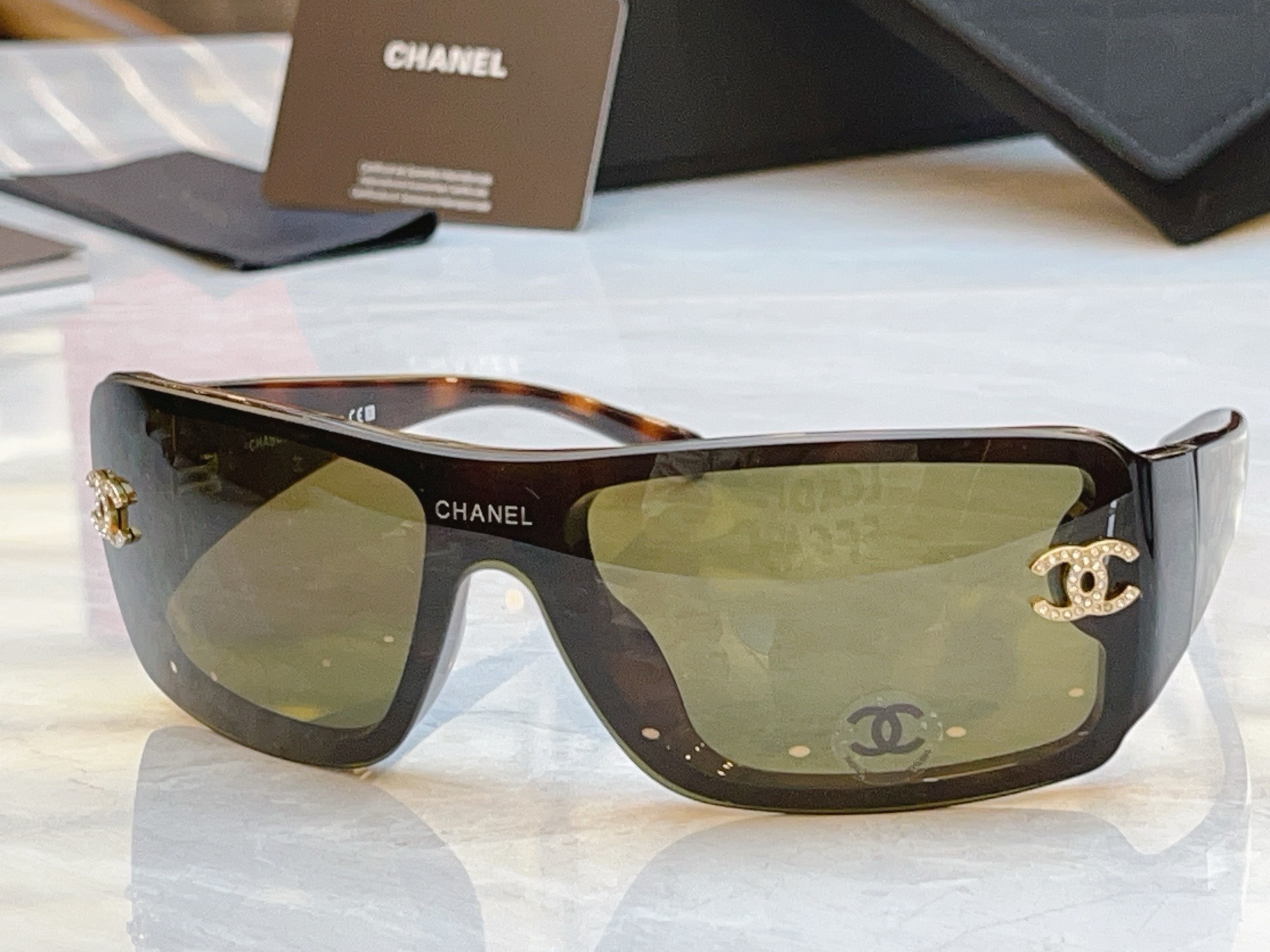Очки солнцезащитные женские в стиле Chanel прямоугольной формы в массивной оправе