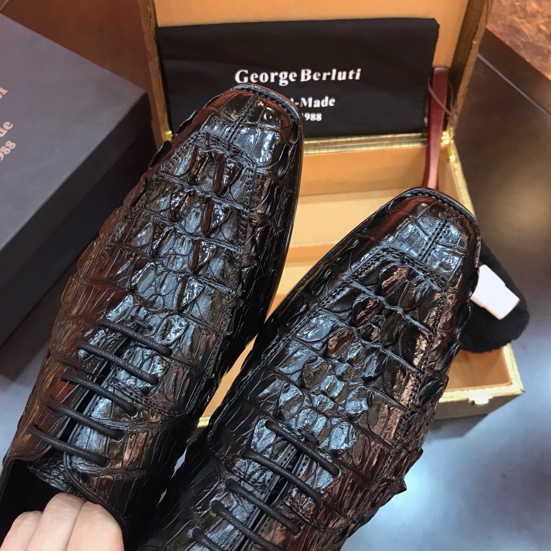 Туфли мужские в стиле Berluti из цельной кожи крокодила черного цвета