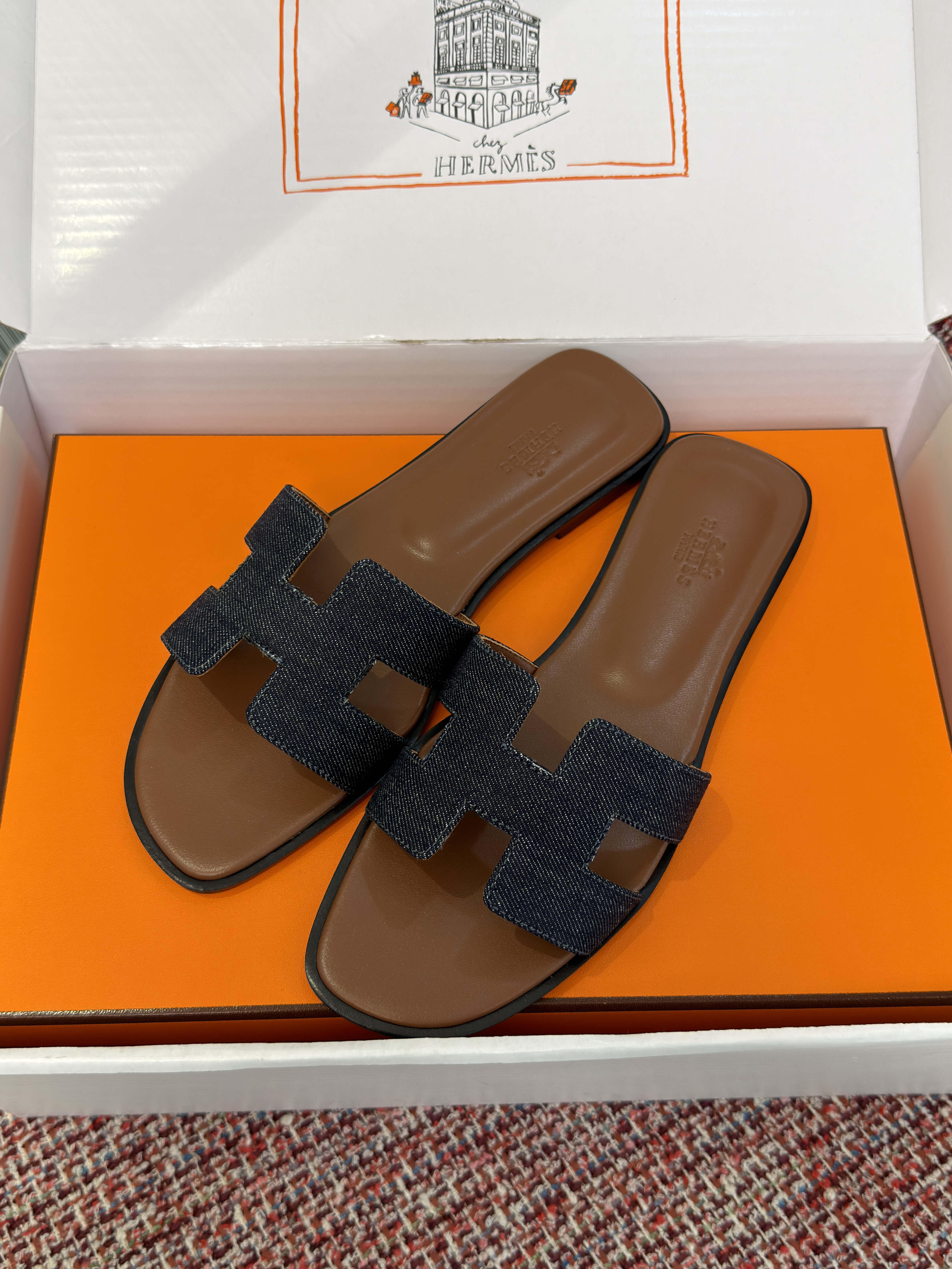 Шлёпанцы женские в стиле Hermès Oran тёмно-серого и коричневого цвета