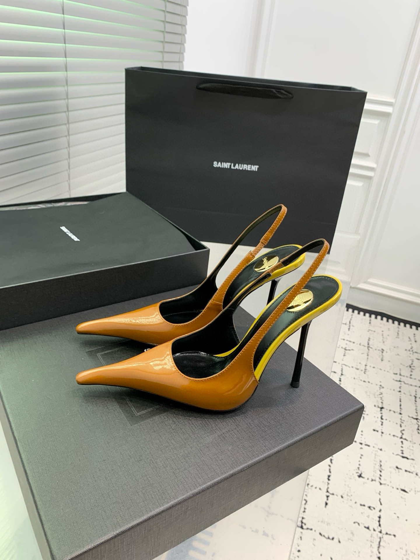Туфли женские Saint Laurent slingback карамельно-коричневого цвета