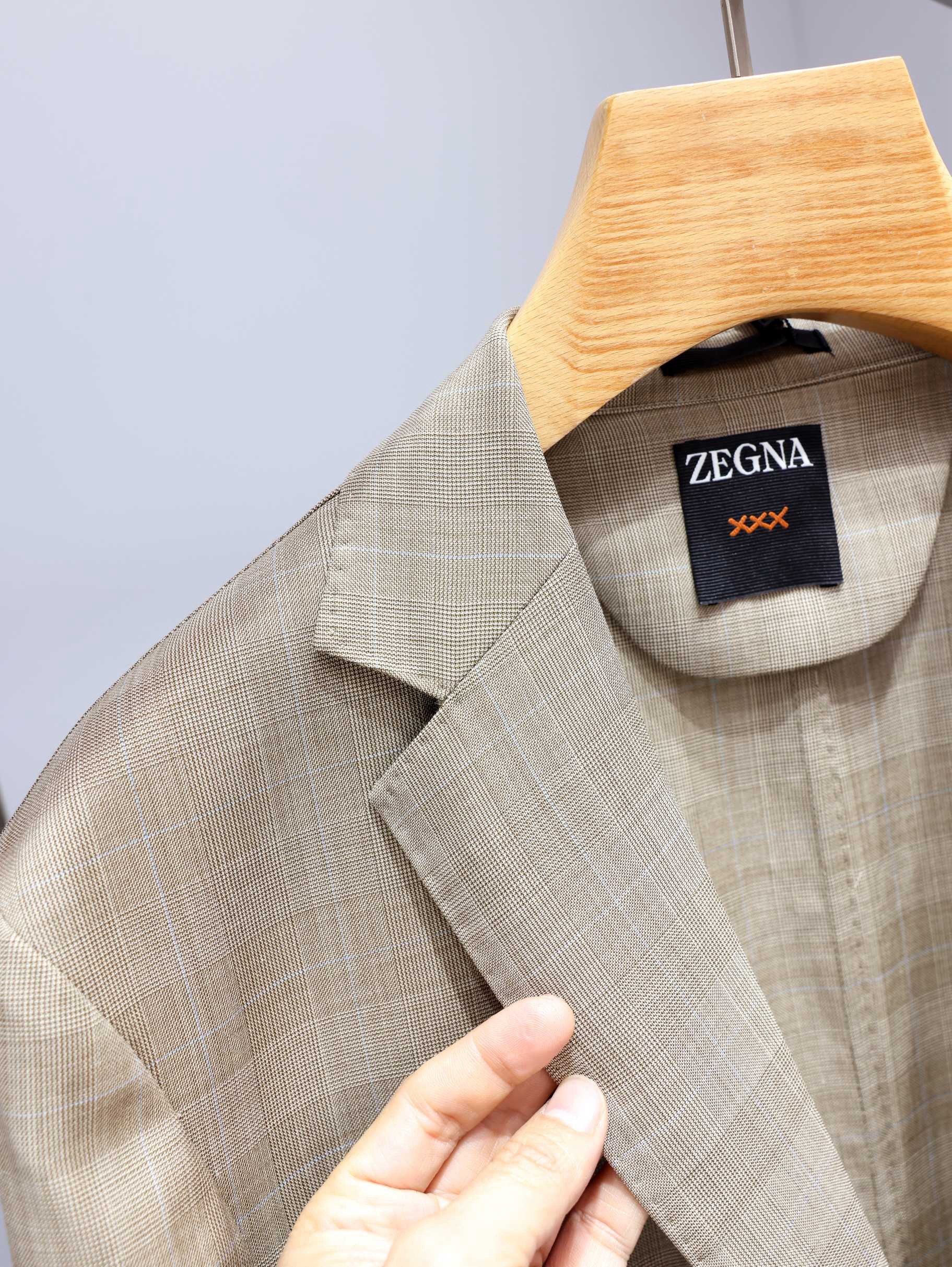 Пиджак мужской в стиле Zegna XXX Techmerino серо-бежевого цвета в клетку