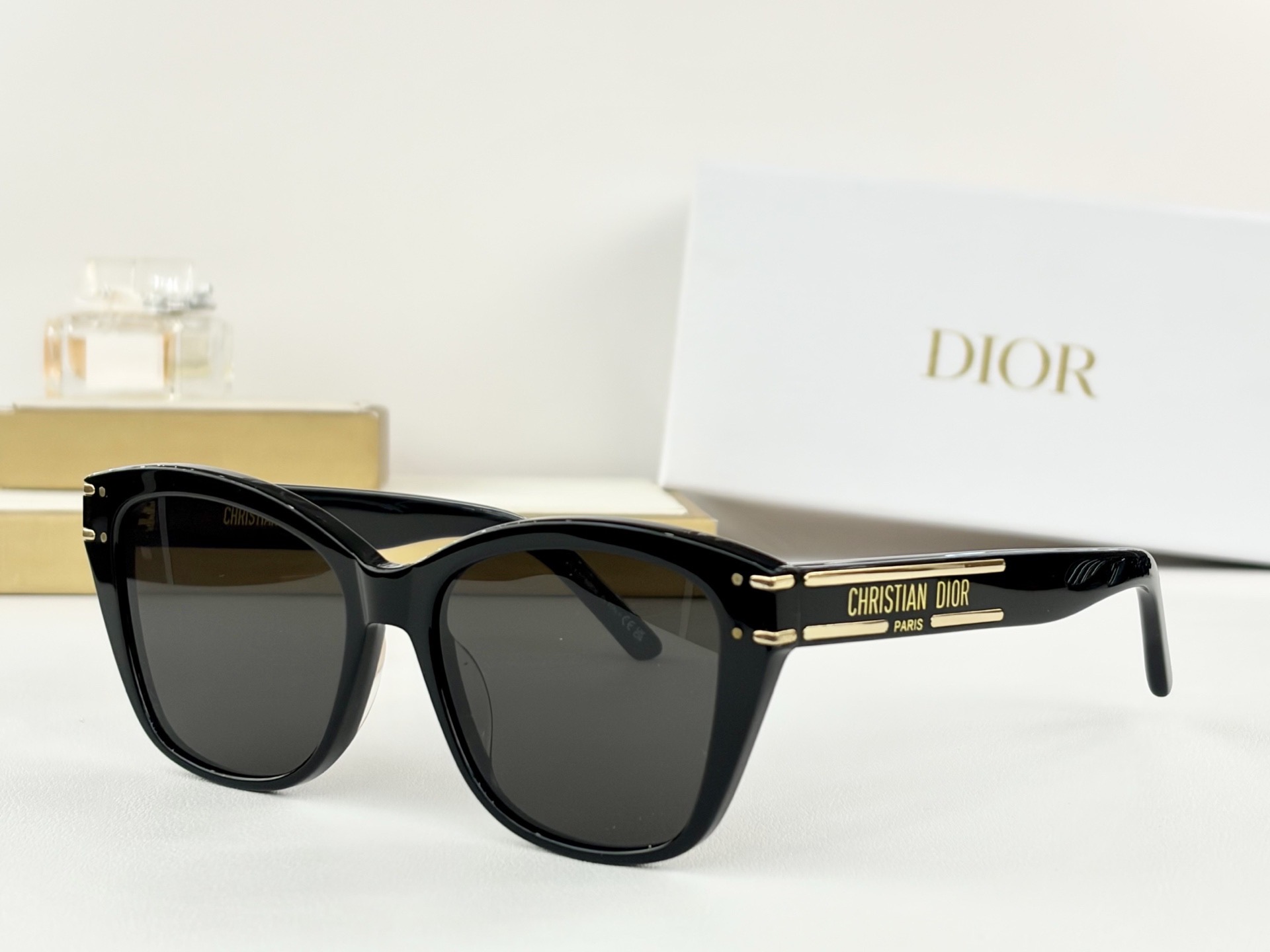 Очки солнцезащитные женские в стиле Dior DiorSignature B3I