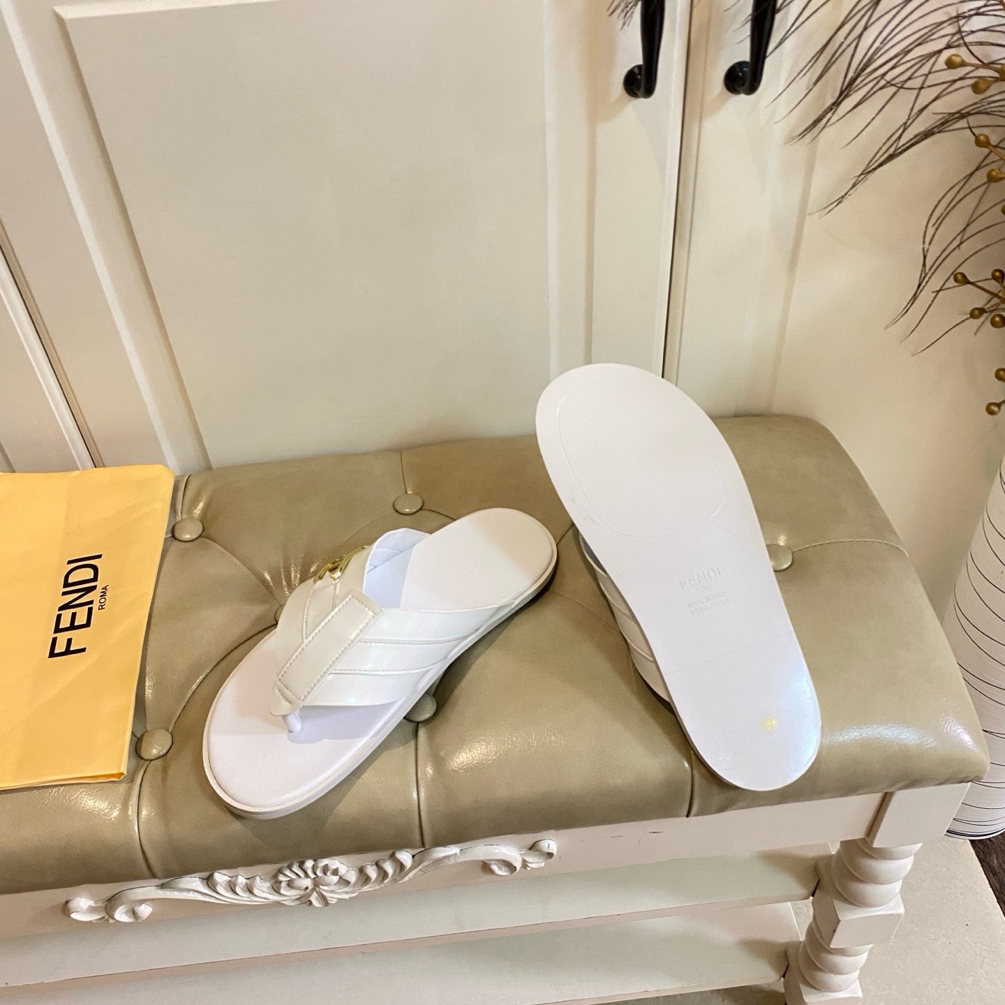 Шлёпанцы в стиле Fendi из натуральной кожи с ремешками