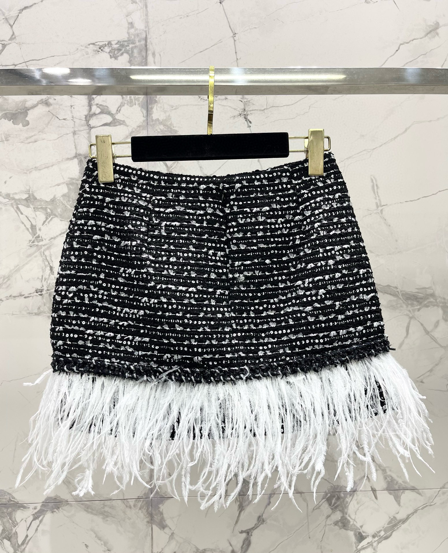 Юбка женская в стиле Chanel из твида с пайетками и отделкой перьями чёрного цвета