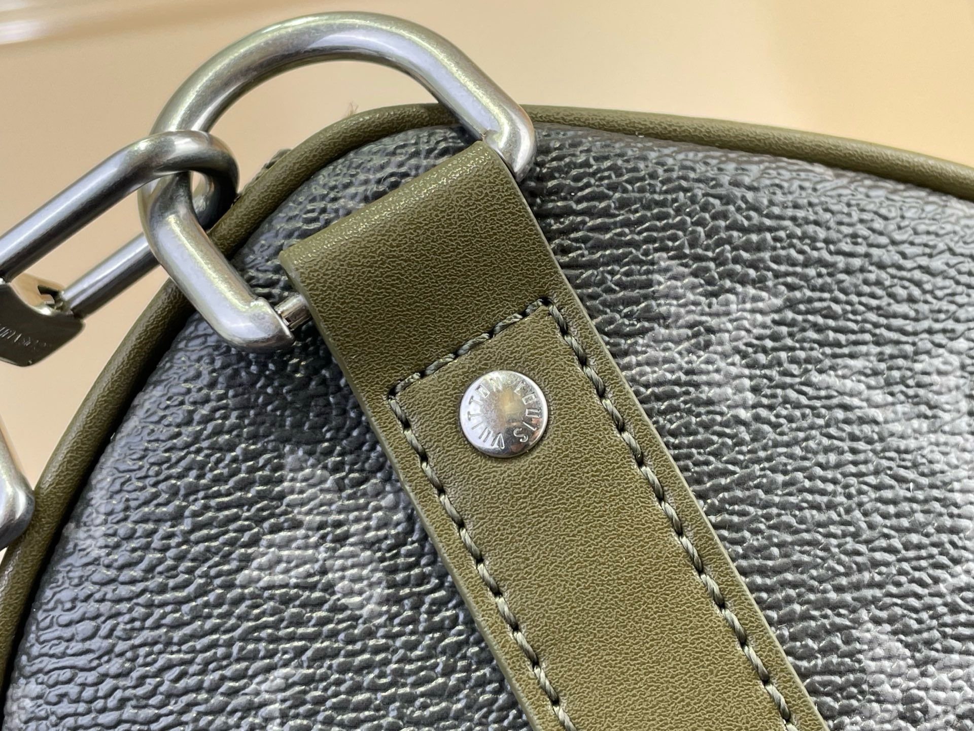 Сумка дорожная мужская Louis Vuitton Keepall Bandoulière 45 чёрно-зелёного цвета