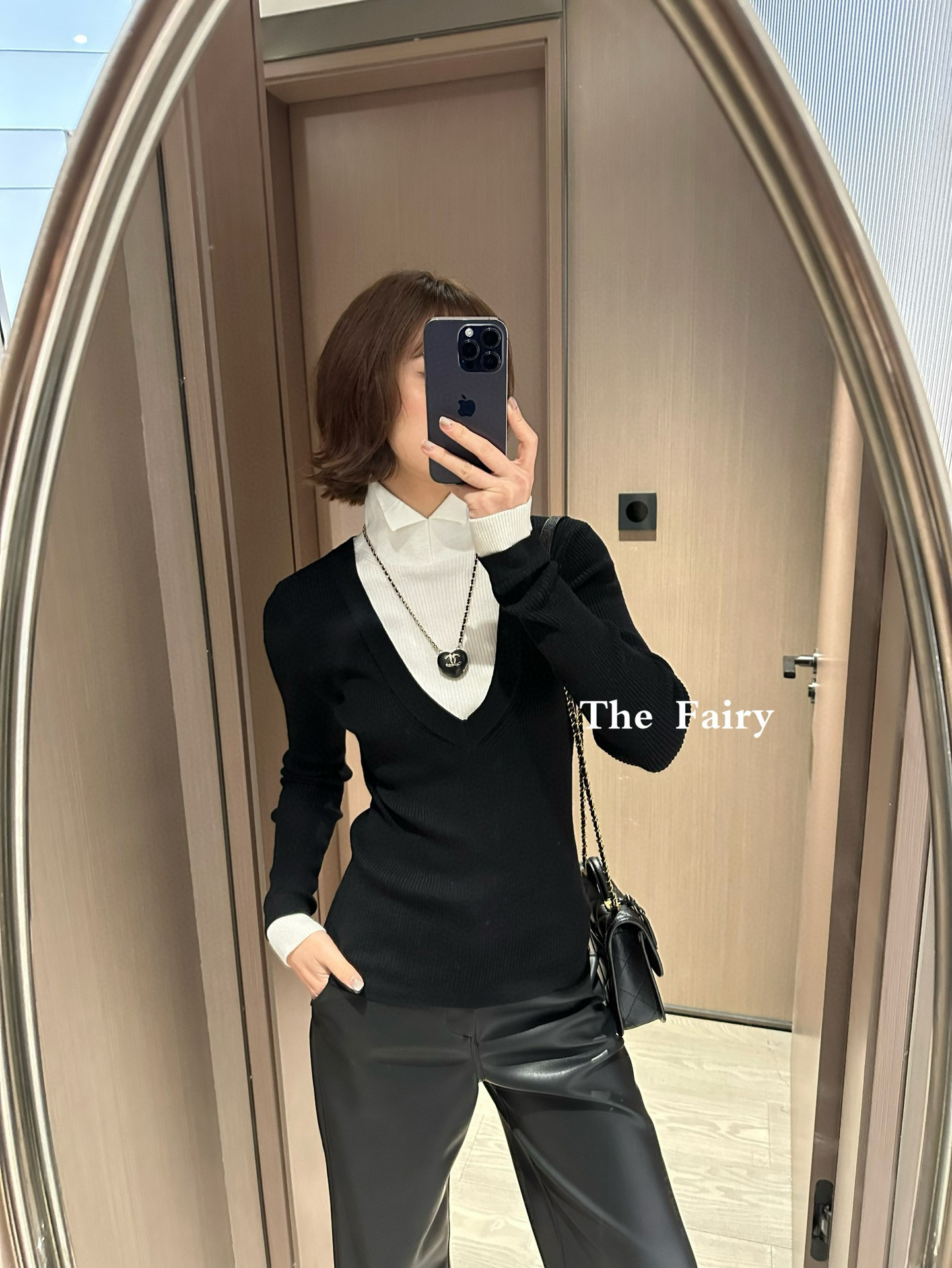 Свитер женский в стиле Chanel Coco Neige из шерстяного трикотажа чёрного цвета с контрастной вставкой