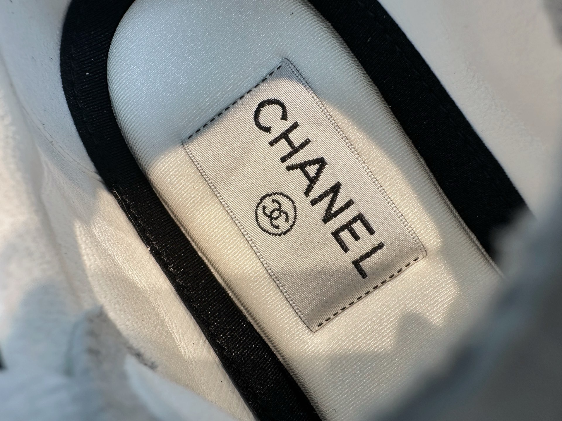 Кроссовки Chanel черного цвета с белыми вставками