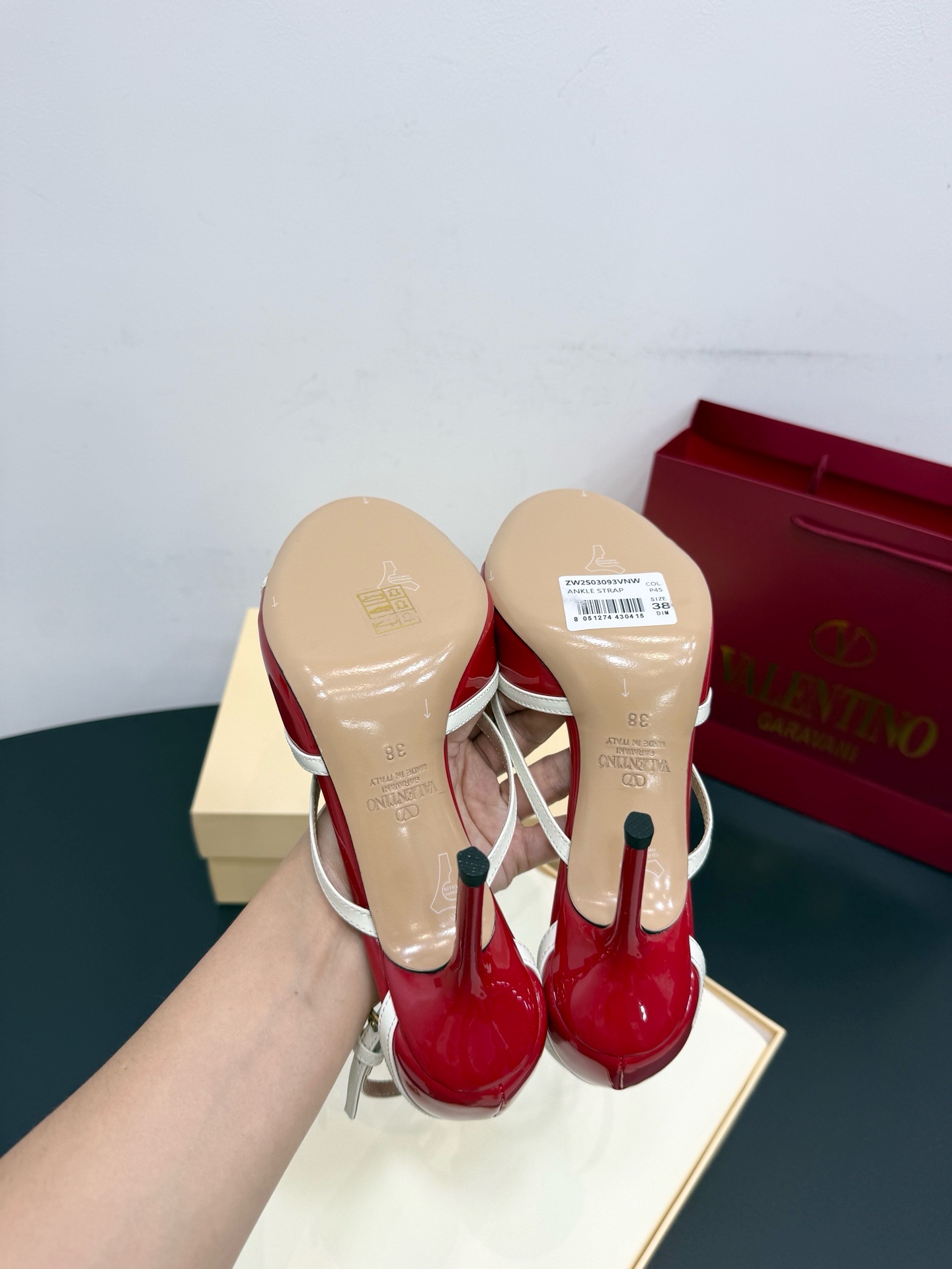 Босоножки женские в стиле Valentino Garavani красного цвета