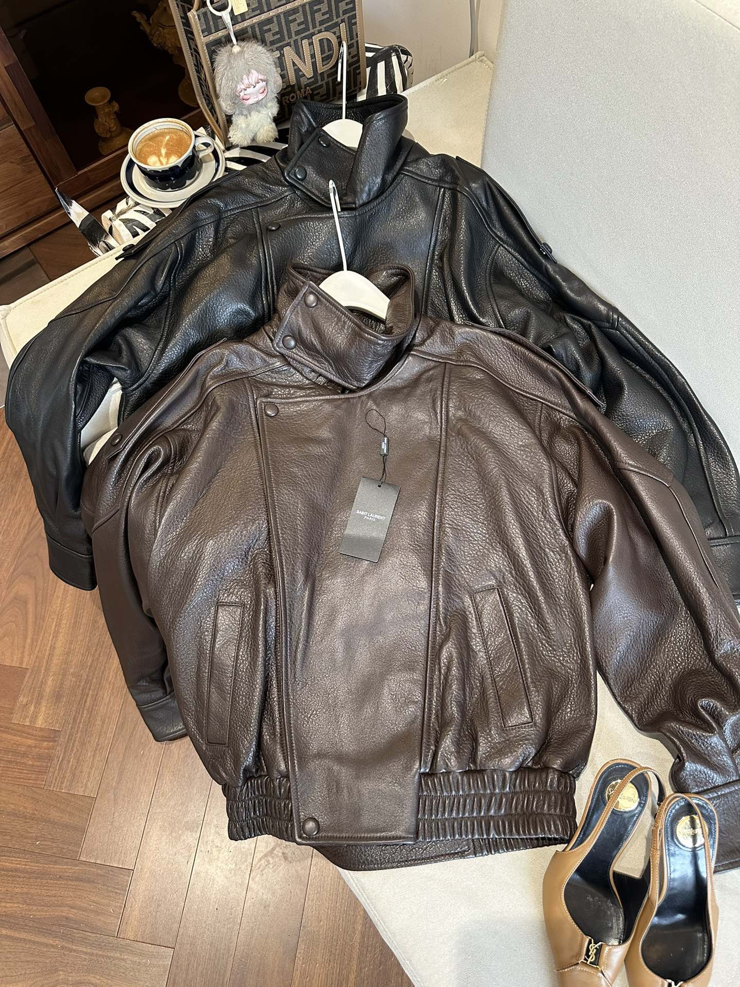 Куртки женские в стиле Saint Laurent из натуральной кожи коричневого и чёрного цвета укороченная с эластичным поясом