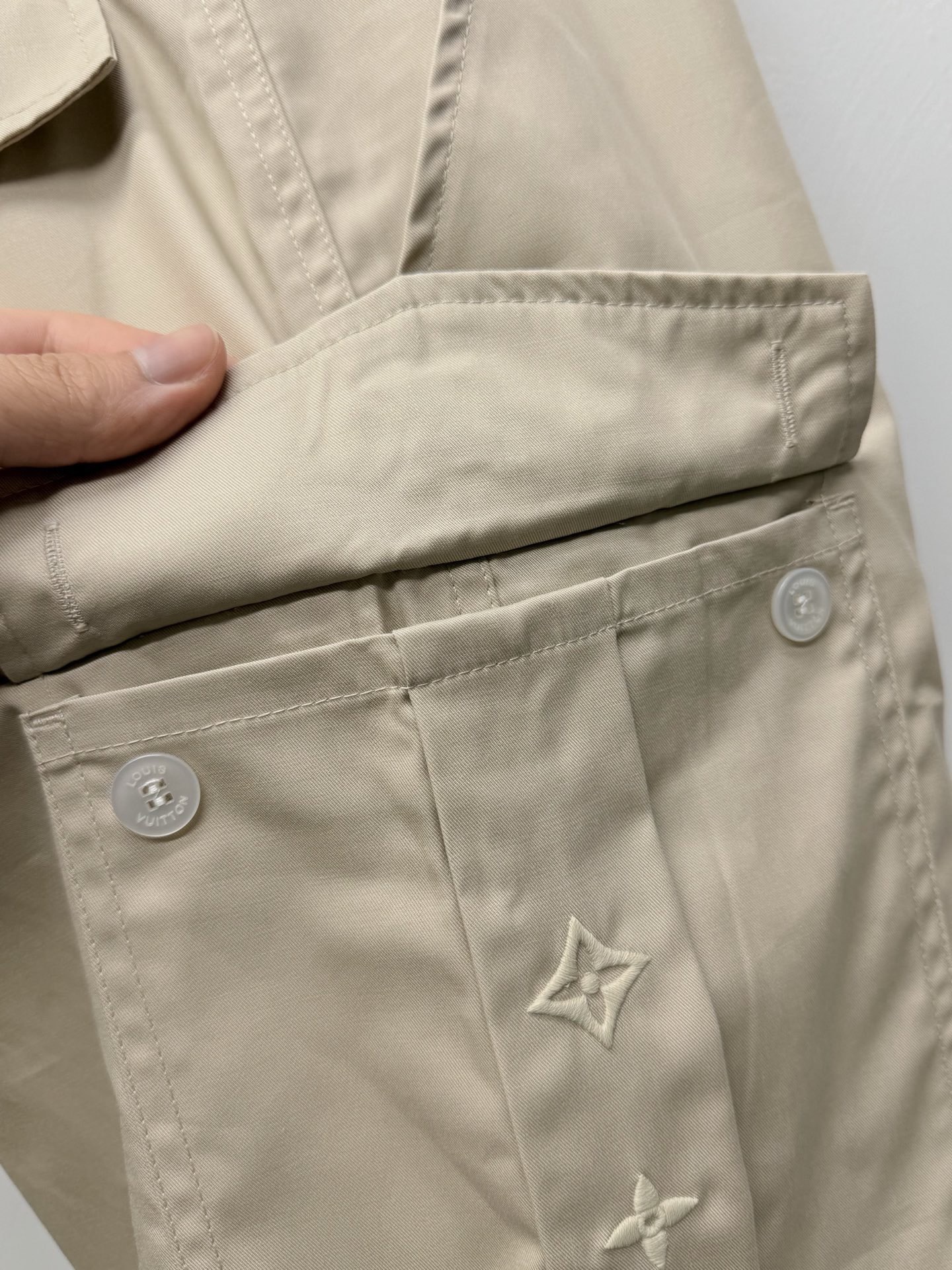 Шорты мужские в стиле Louis Vuitton из бежевого цвета с вышивкой