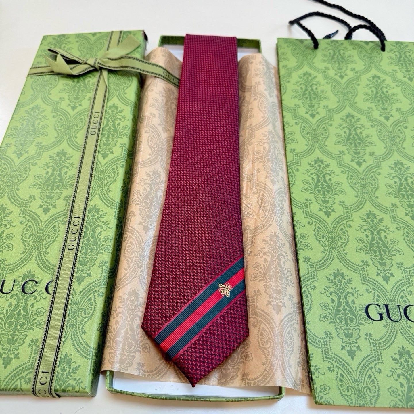 Галстук мужской в стиле Gucci бордового цвета с фирменной полосой