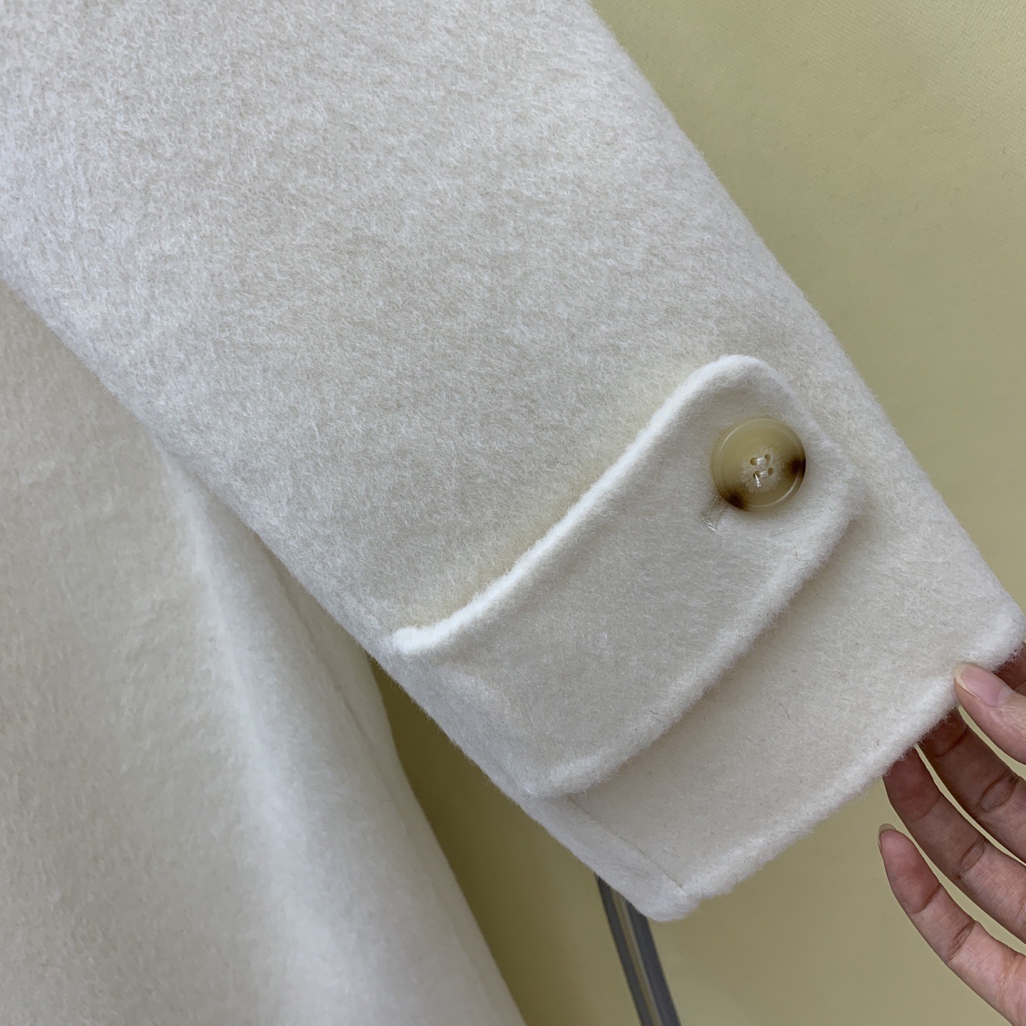 Пальто женское в стиле Max Mara молочного цвета с поясом