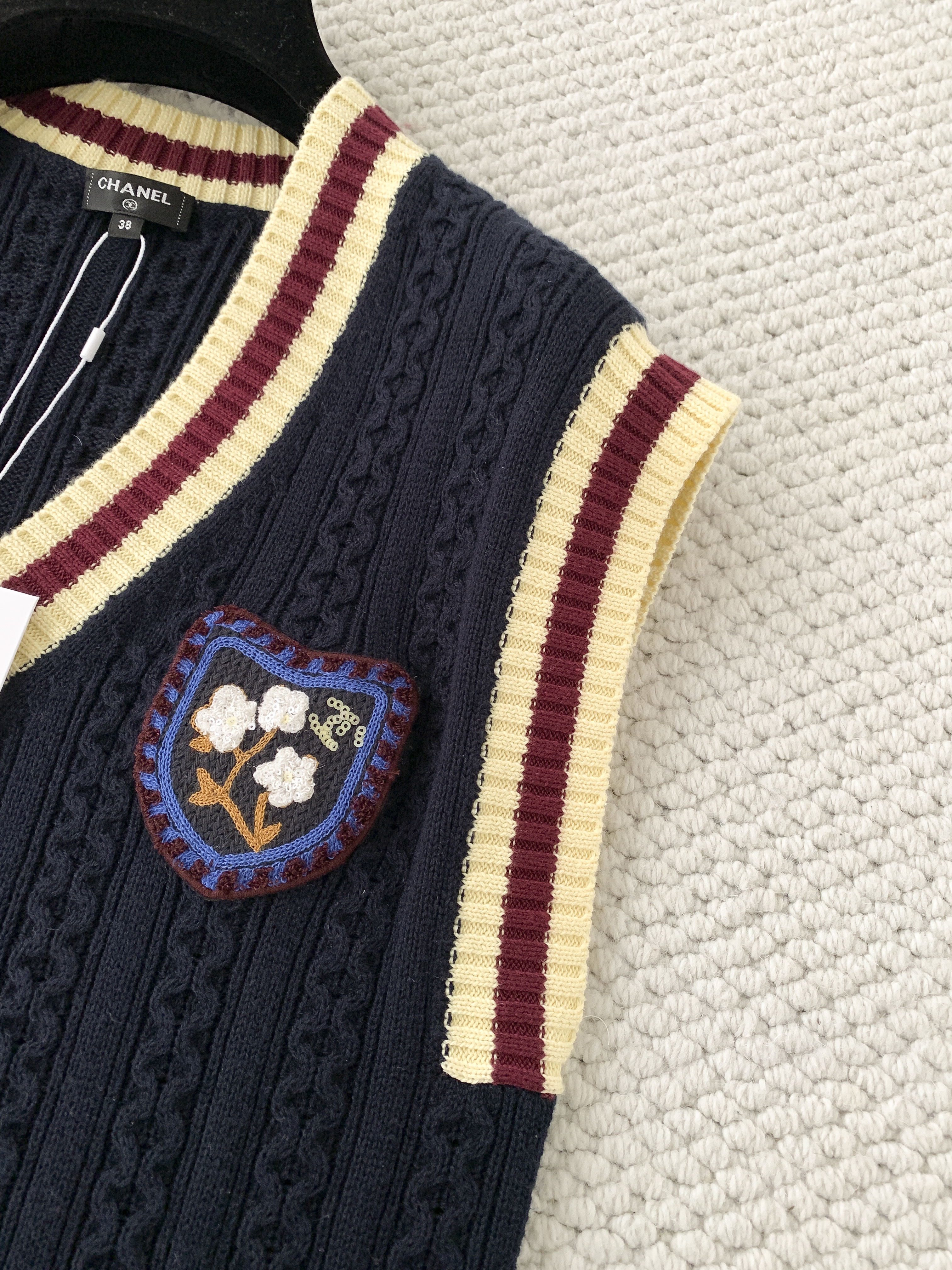 Жилет женский в стиле Chanel тёмно-синего цвета с контрастной отделкой