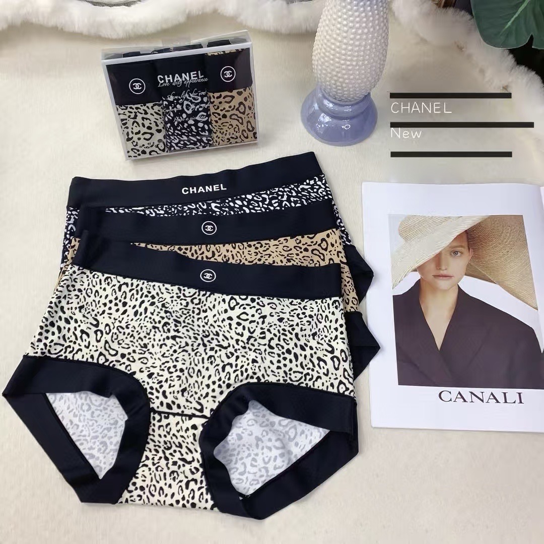 Трусы женские Chanel из хлопка и эластана с кружевной отделкой (набор 3 шт.)