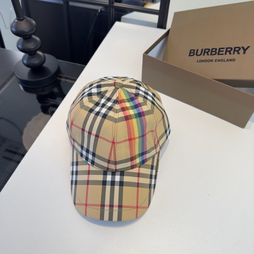 Кепка женская в стиле Burberry бежевого цвета в клетку