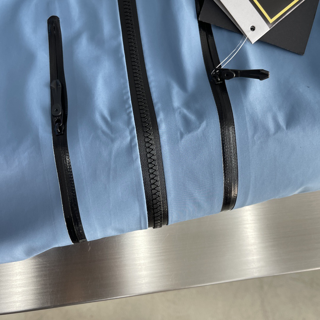 Куртка унисекс в стиле Arc'teryx Alpha SV с капюшоном голубого цвета