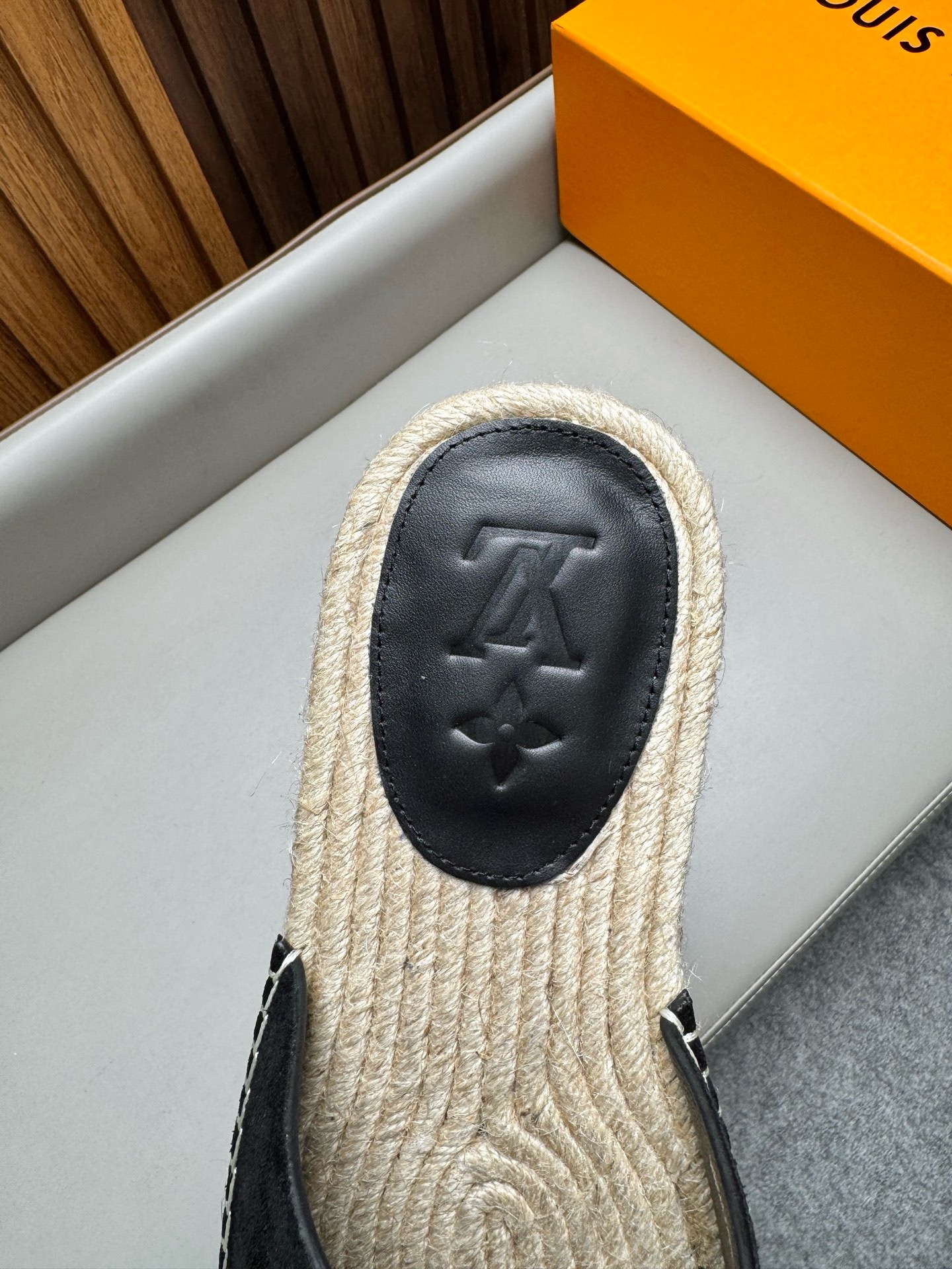 Шлёпанцы мужские Louis Vuitton из натуральной замши черного цвета
