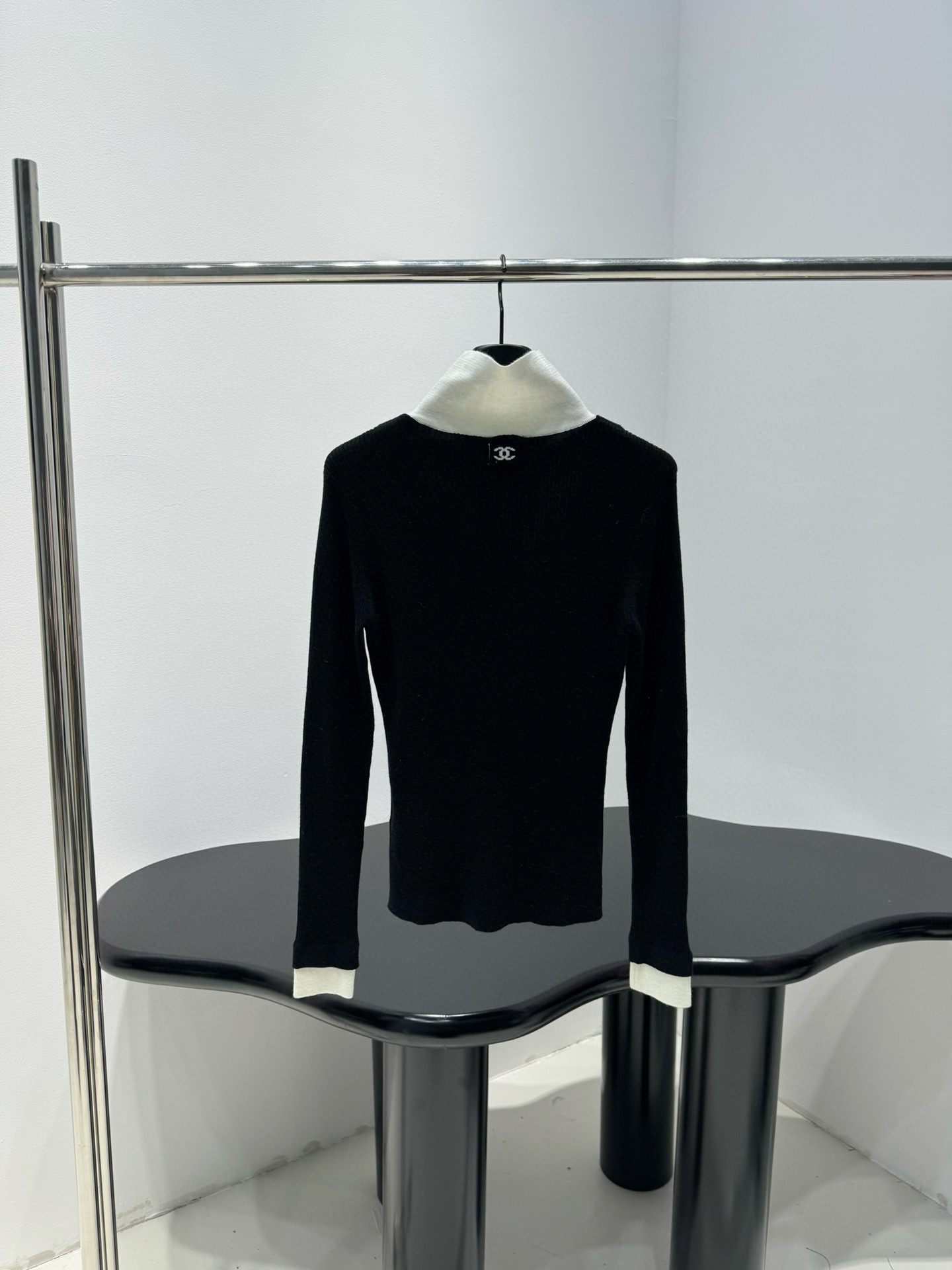 Свитер женский в стиле Chanel Coco Neige из шерстяного трикотажа чёрного цвета с контрастной вставкой