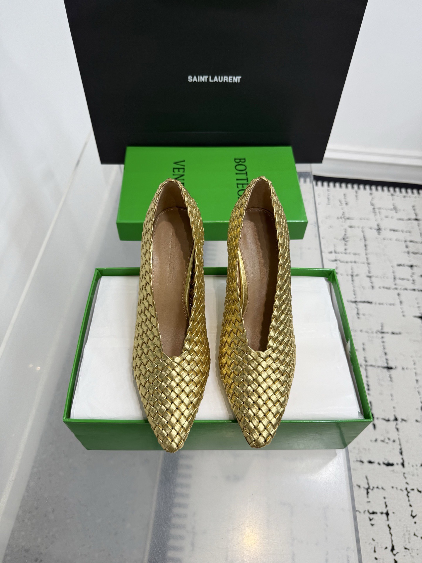 Туфли женские в стиле Bottega Veneta Sofia золотого цвета