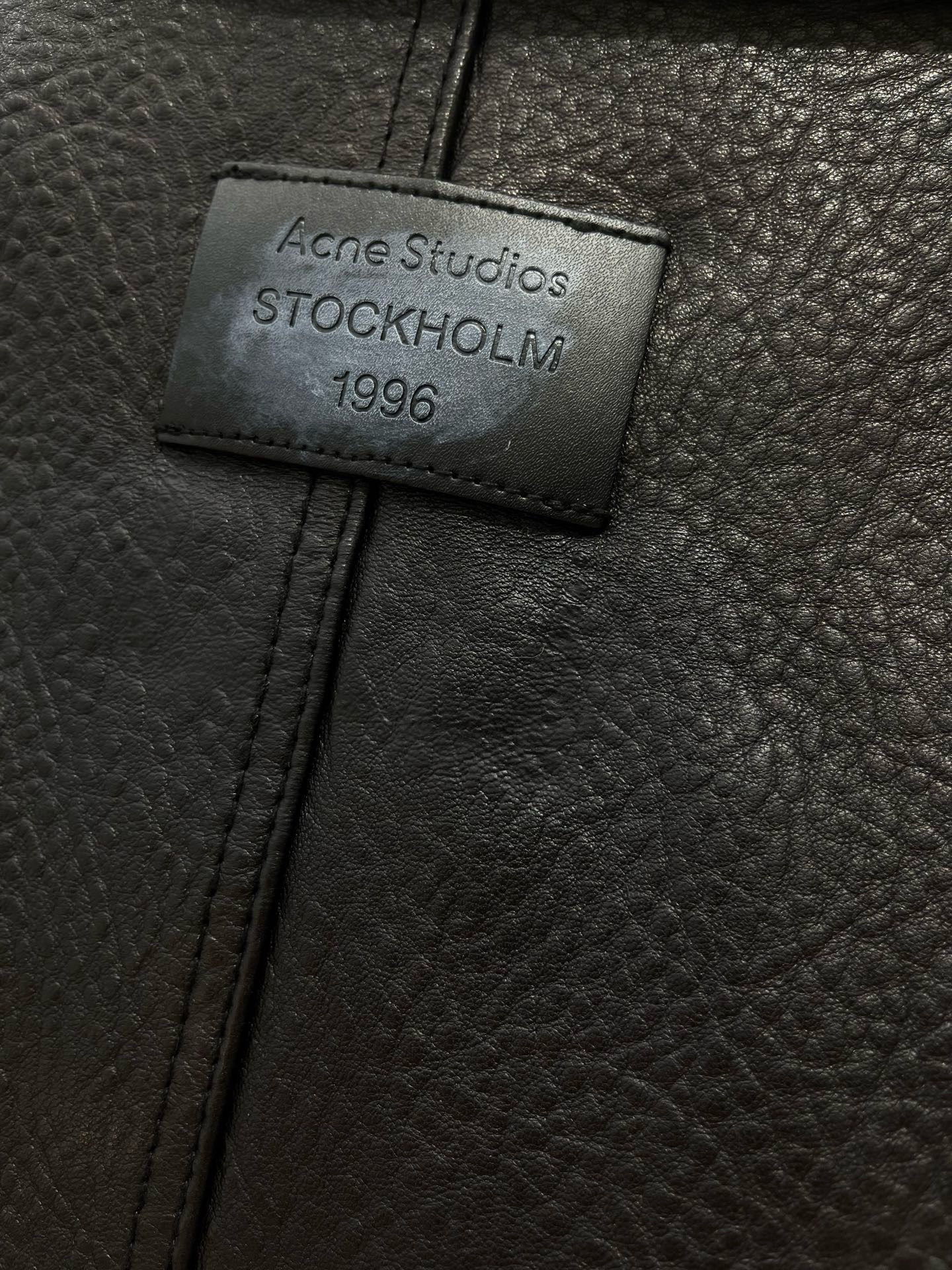 Тренч укороченный женский Acne Studios Cropped Leather Trench Coat чёрного цвета