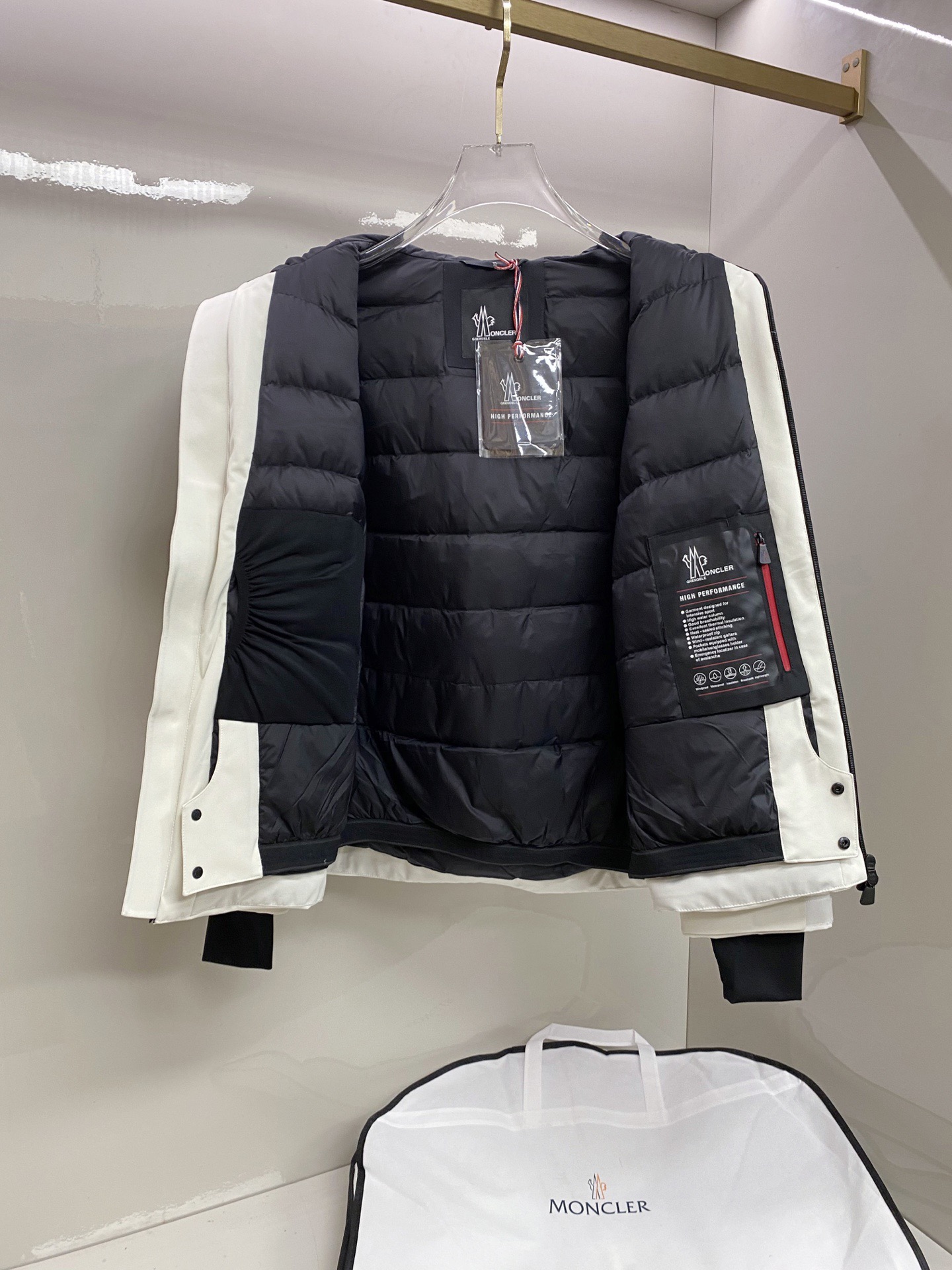 Куртка пуховая мужская Moncler Grenoble чёрно-белого цвета с натуральным пухом и утеплителем Polartec Alpha Direct