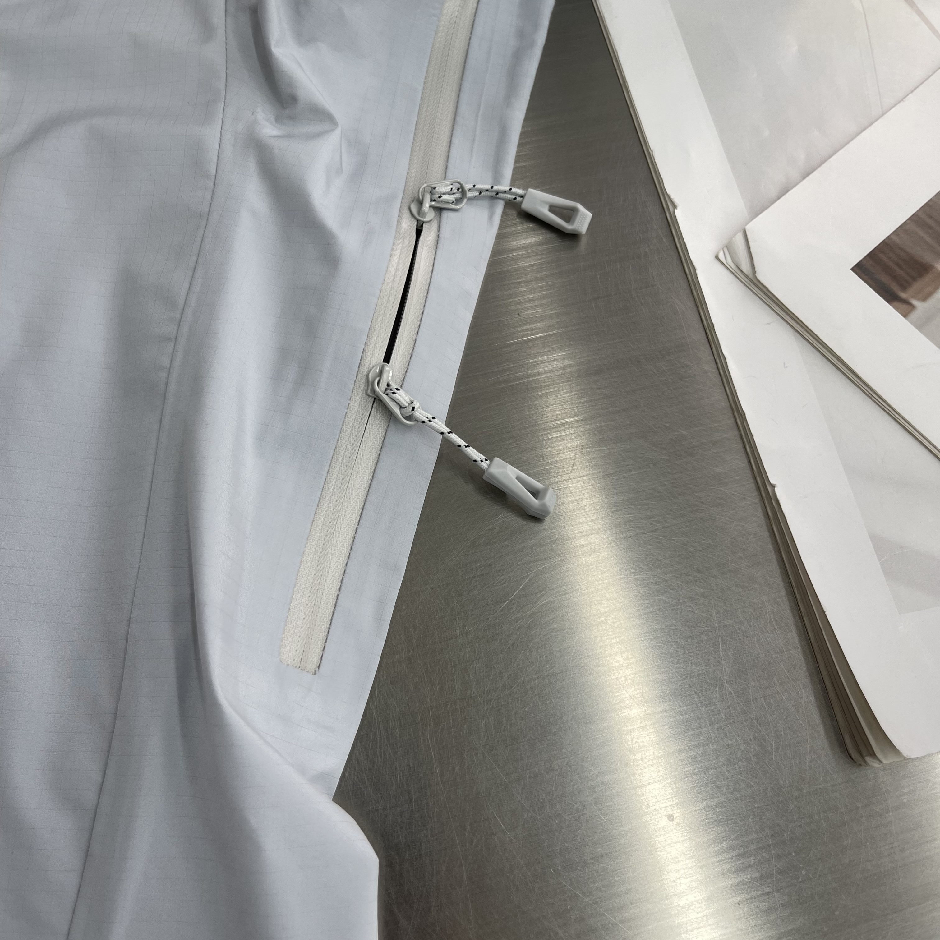 Куртка мужская Kailas softshell с капюшоном светло-серого цвета водо- и ветрозащитная