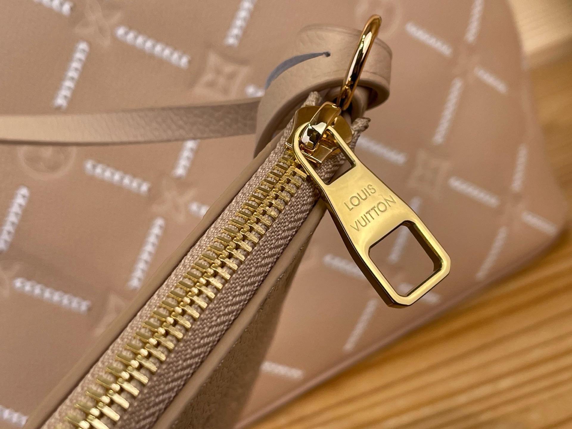 Сумка женская Louis Vuitton Neverfull MM бежевого цвета с вышивкой