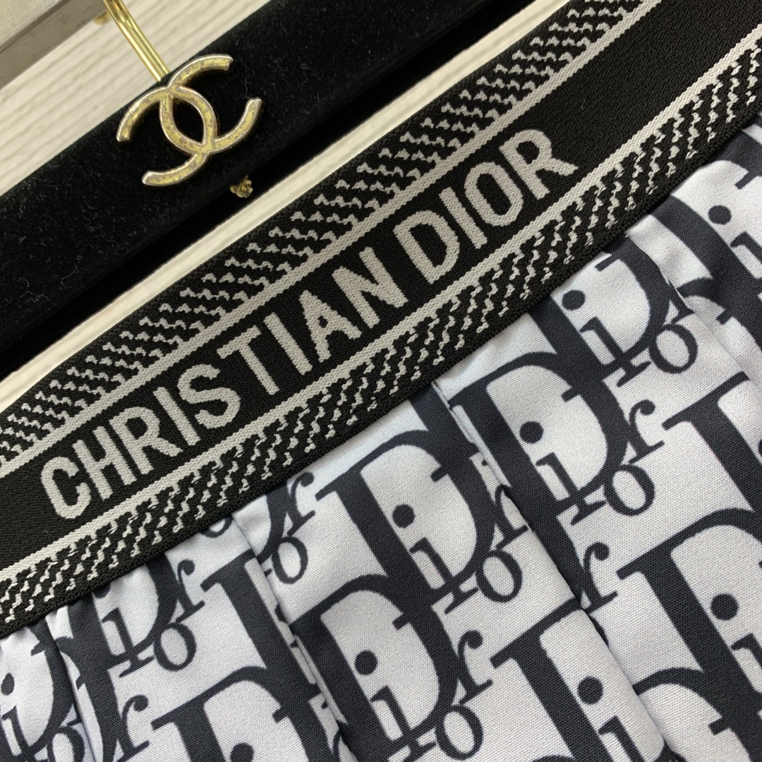 Костюм женский в стиле Dior комплект с юбкой и футболкой с логотипом