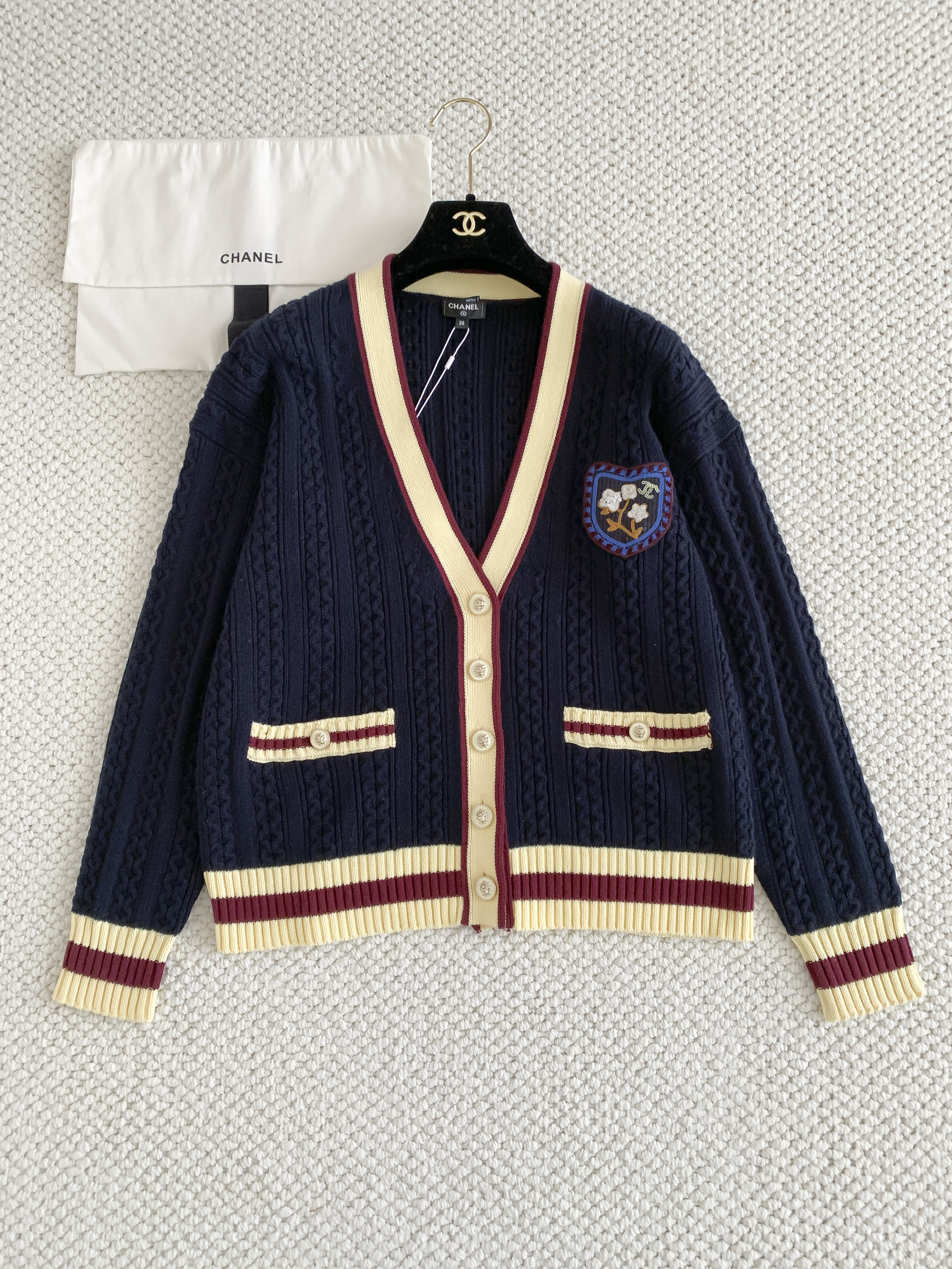 Кардиган женский в стиле Chanel College из шерсти тёмно-синего цвета с контрастной отделкой