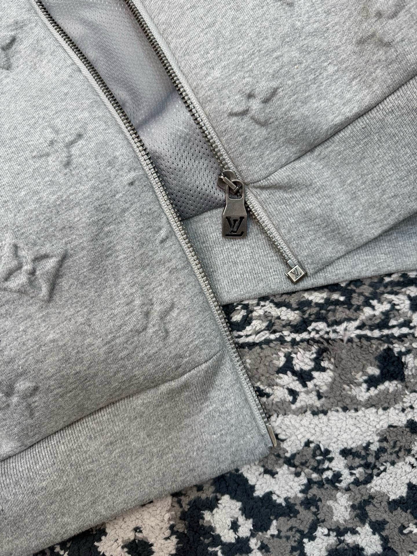  Толстовка мужская в стиле Louis Vuitton  серого цвета с тиснёным Monogram