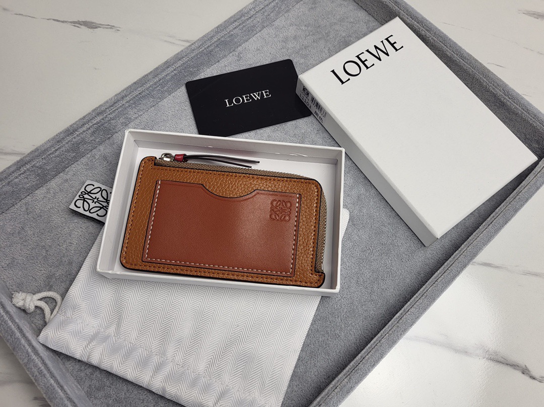 Картхолдер в стиле Loewe Anagram L1103 коричневого  цвета