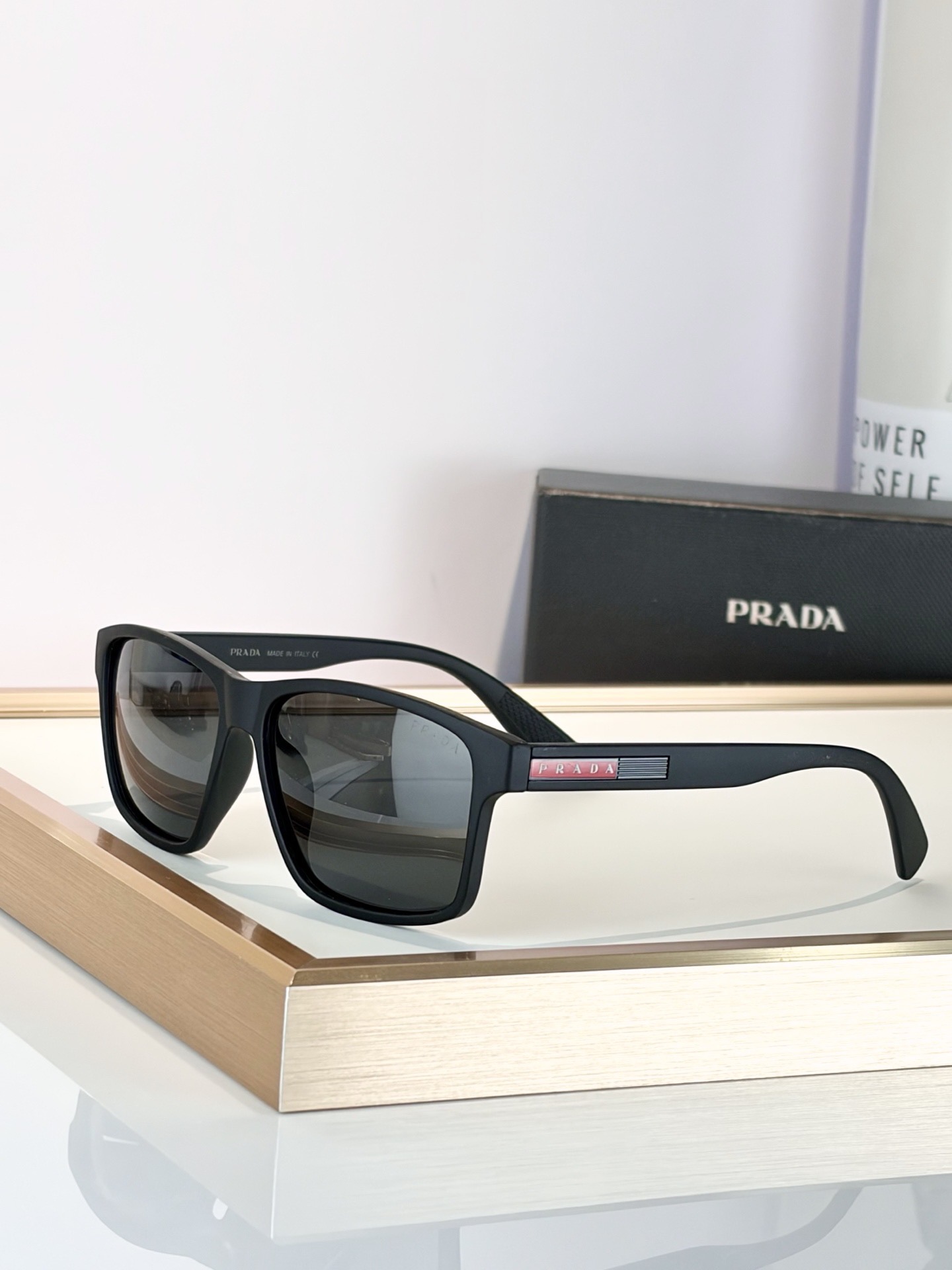 Очки солнцезащитные женские Prada прямоугольной формы