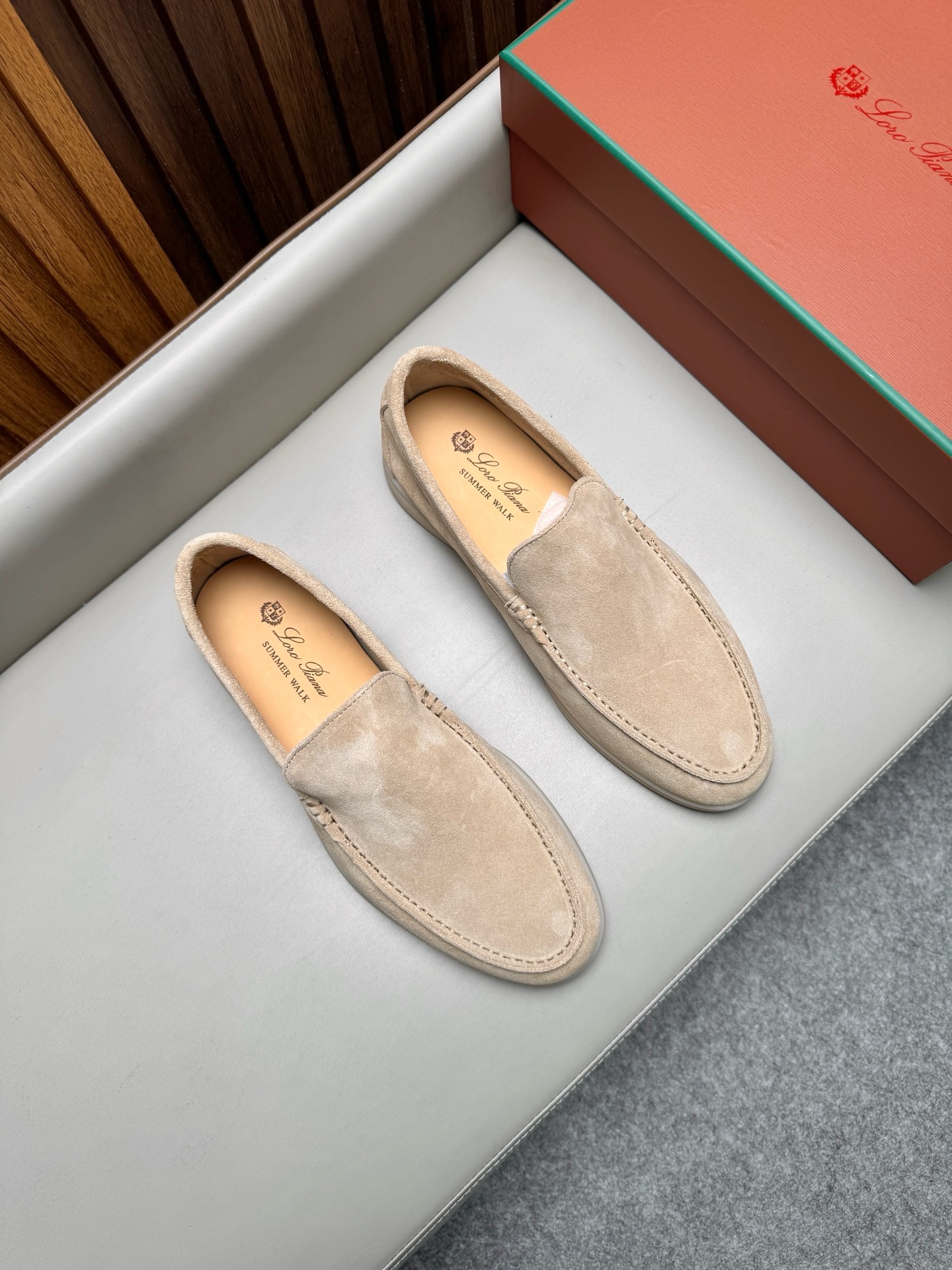 Лоферы унисекс в стиле Loro Piana из натуральной замши бежевого цвета