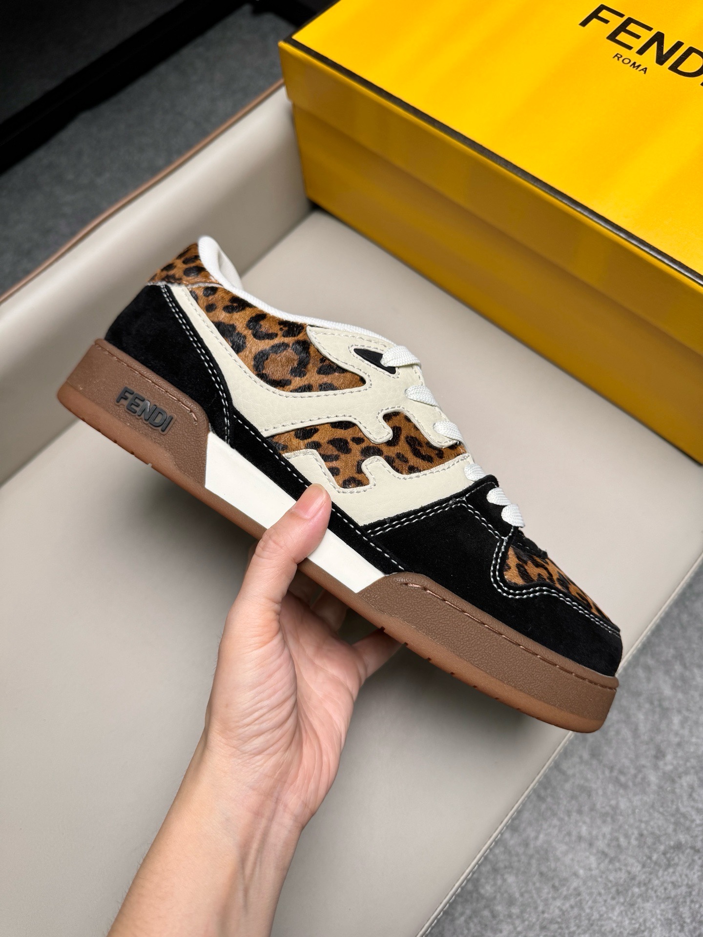 Кроссовки унисекс в стиле Fendi Match коричневого цвета