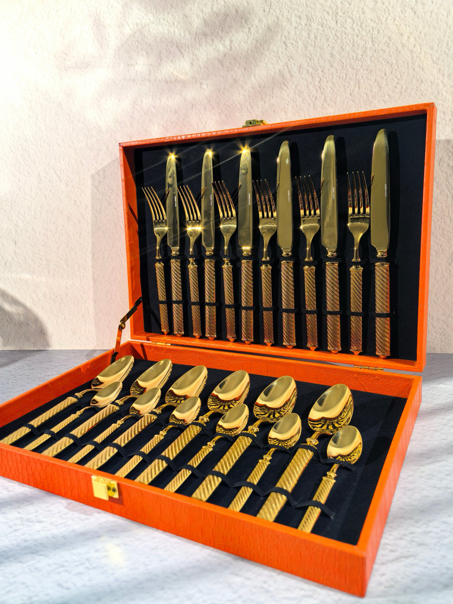 Набор столовых приборов в стиле Hermès золотого цвета в подарочном кейсе (24 предмета)