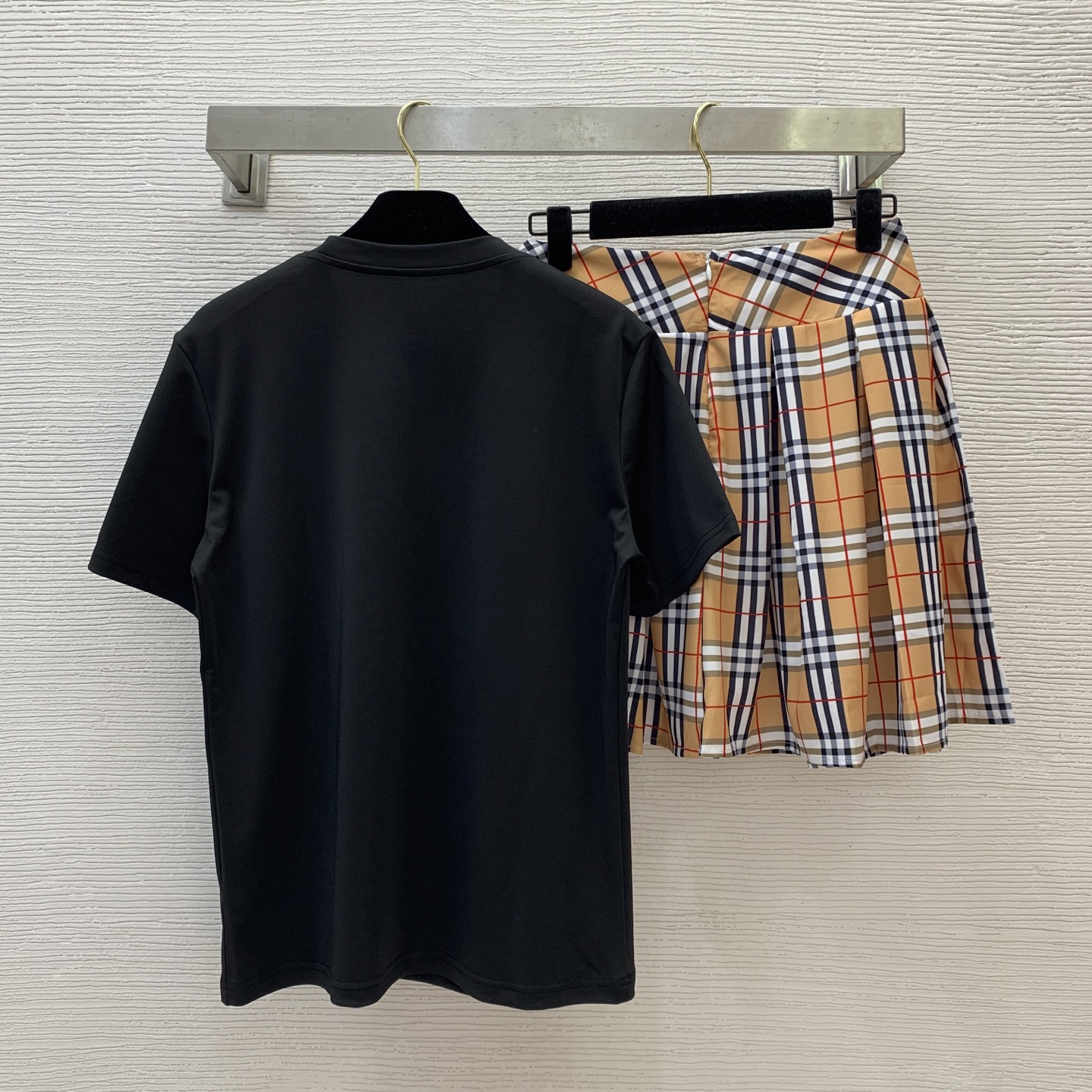 Костюм женский в стиле Burberry: футболка с логотипом и плиссированная юбка