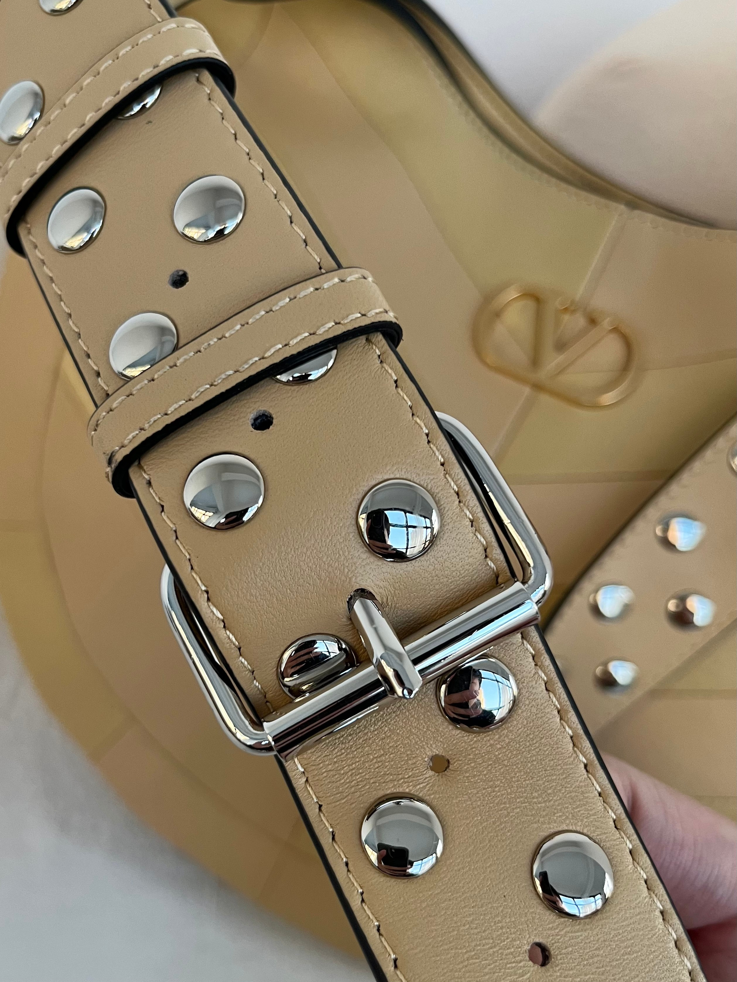 Сумка женская в стиле Valentino Garavani Hoboho Hobo карамельного цвета(35 cм)