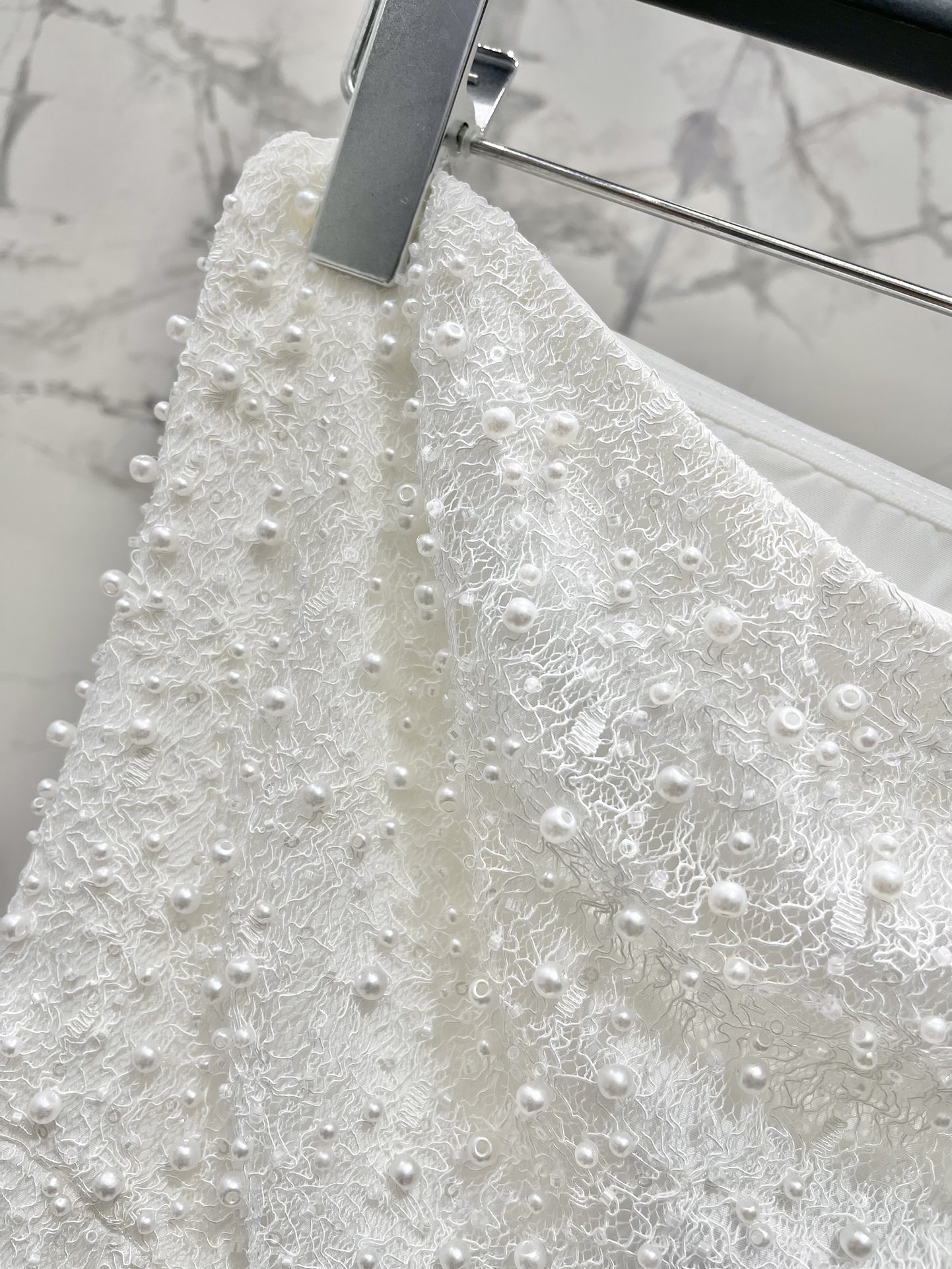 Платье женское в стиле Saint Laurent вечернее с декором из жемчуга и пайеток белого цвета