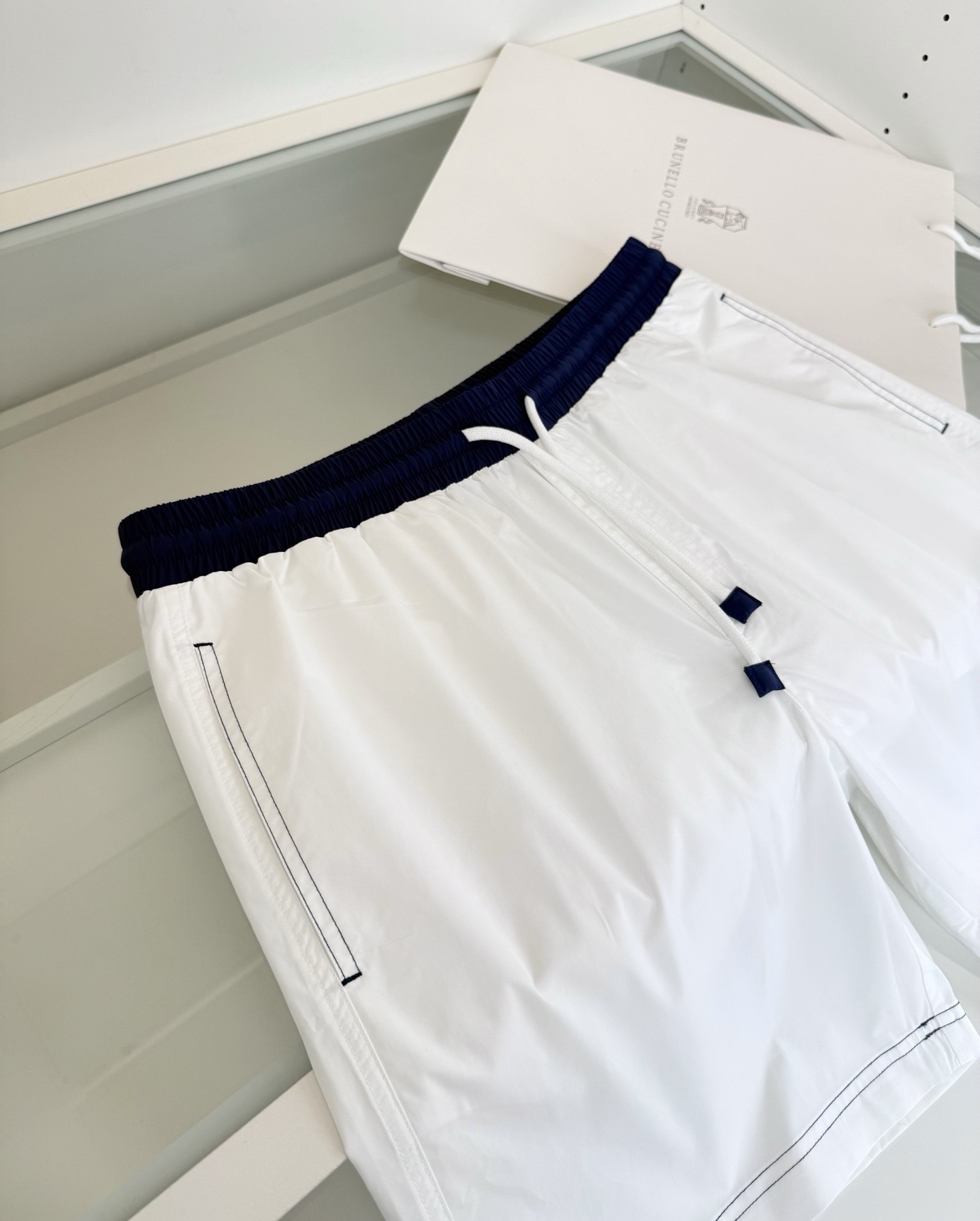 Шорты мужские в стиле Brunello Cucinelli белого цвета с контрастным поясом (пляжные)