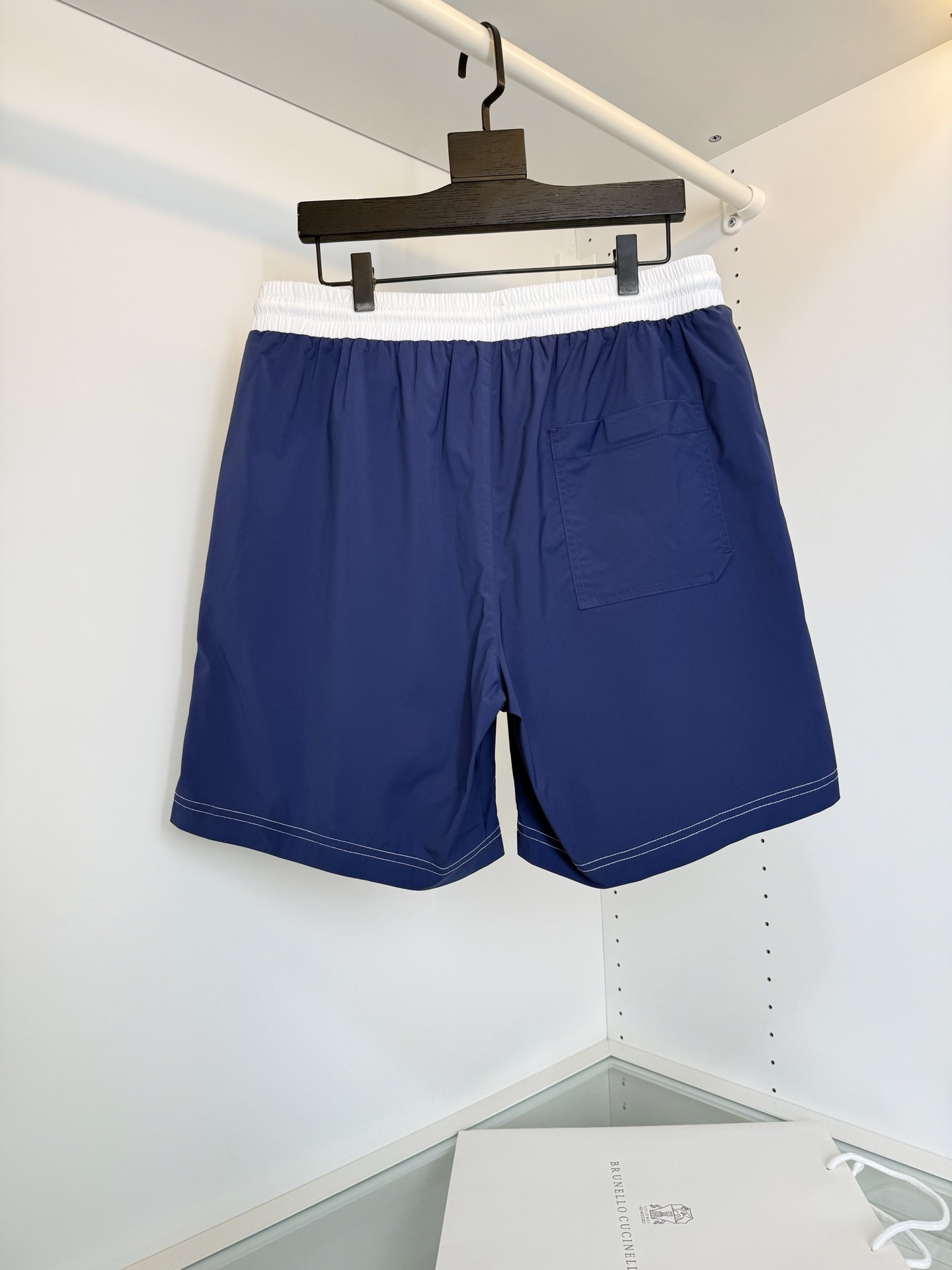 Шорты мужские в стиле Brunello Cucinelli синего цвета с контрастным поясом (пляжные)