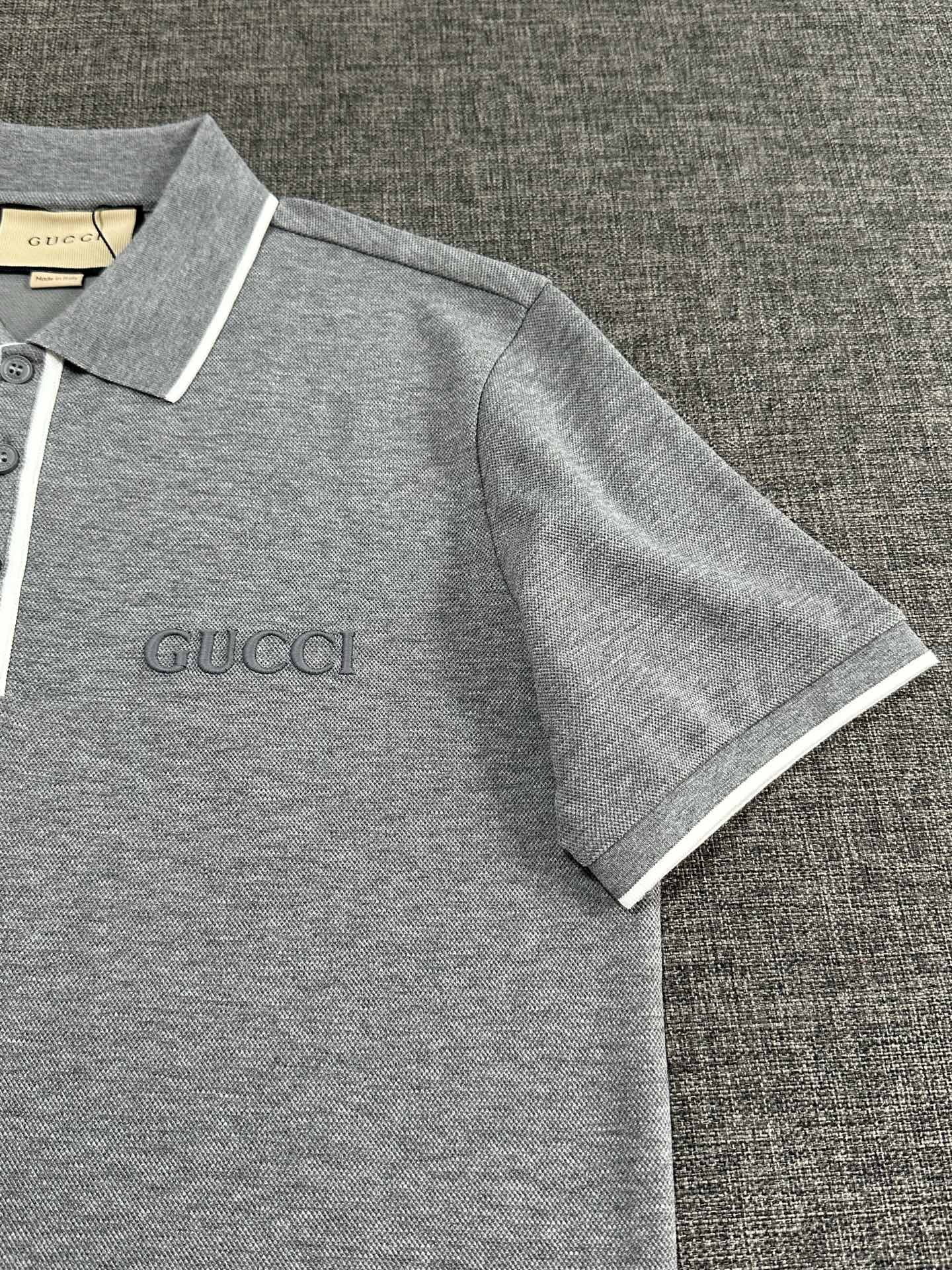 Поло мужское в стиле Gucci серого цвета с контрастной отделкой и вышитым логотипом