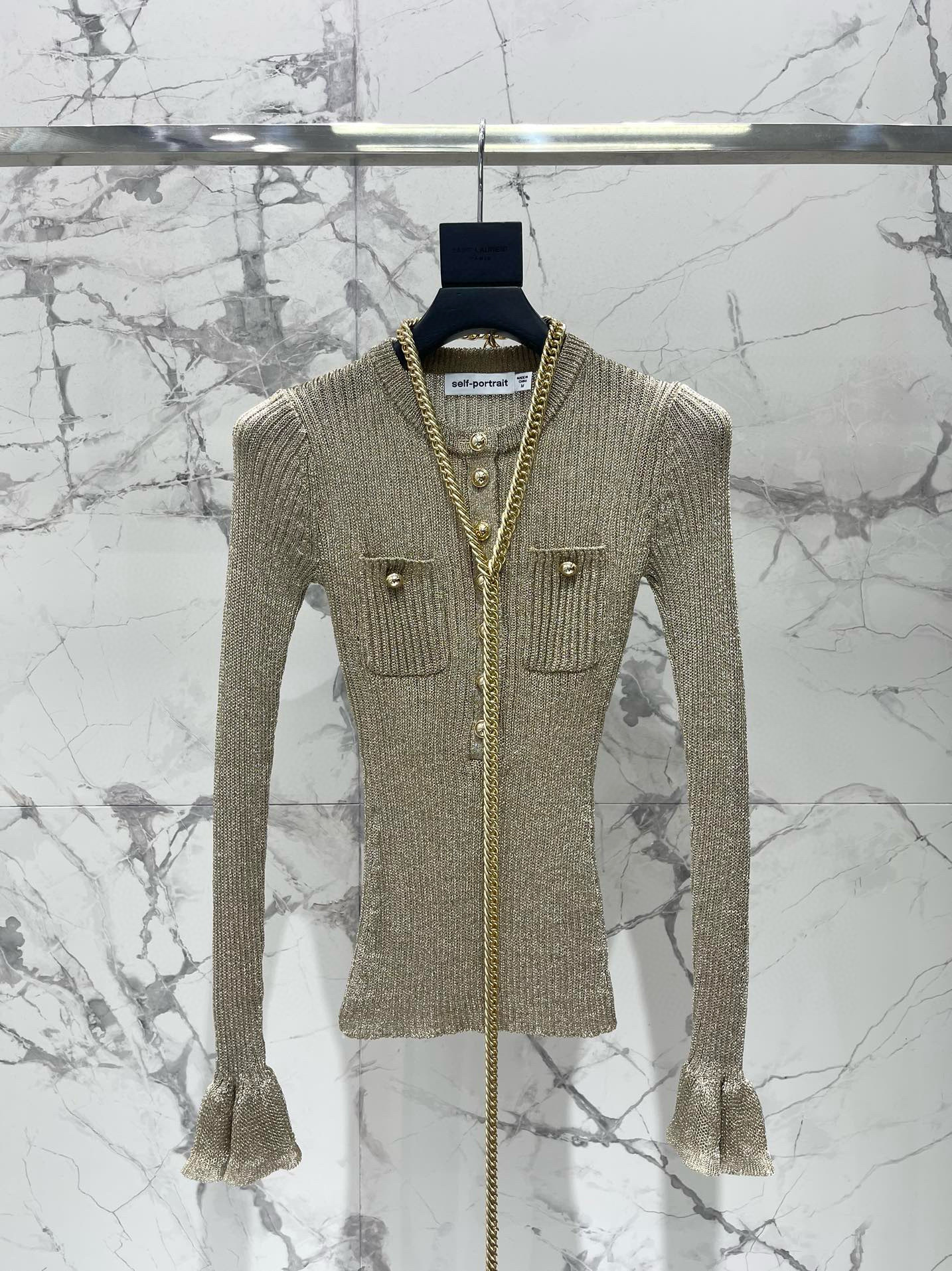 Платье женское трикотажное  в стиле Self-Portrait с воротником-хенли и золотистой отделкой. 