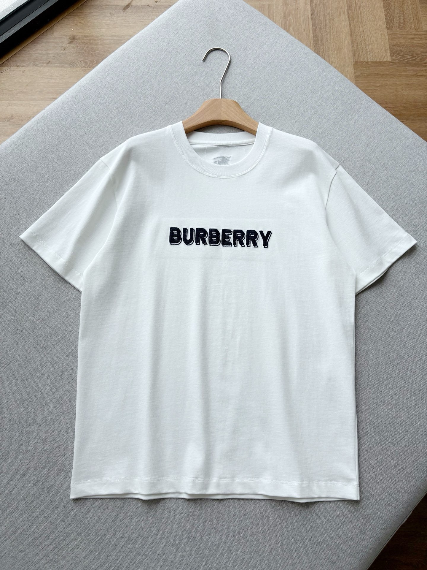 Футболка унисекс в стиле Burberry в базовых цветах с объёмной вышивкой