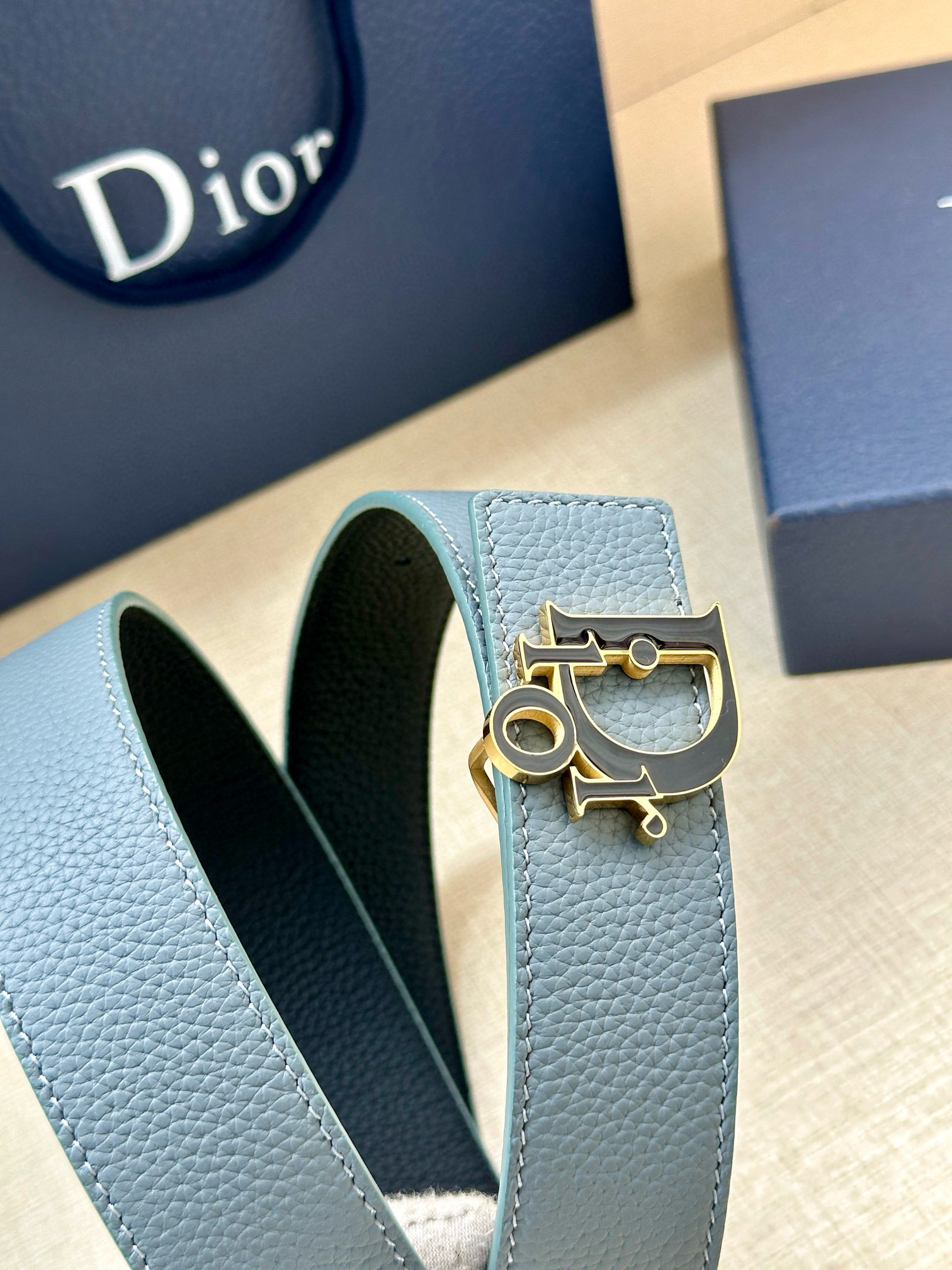 Ремень мужской двусторонний в стиле Dior Dior Charm из натуральной кожи серо-голубого цвета